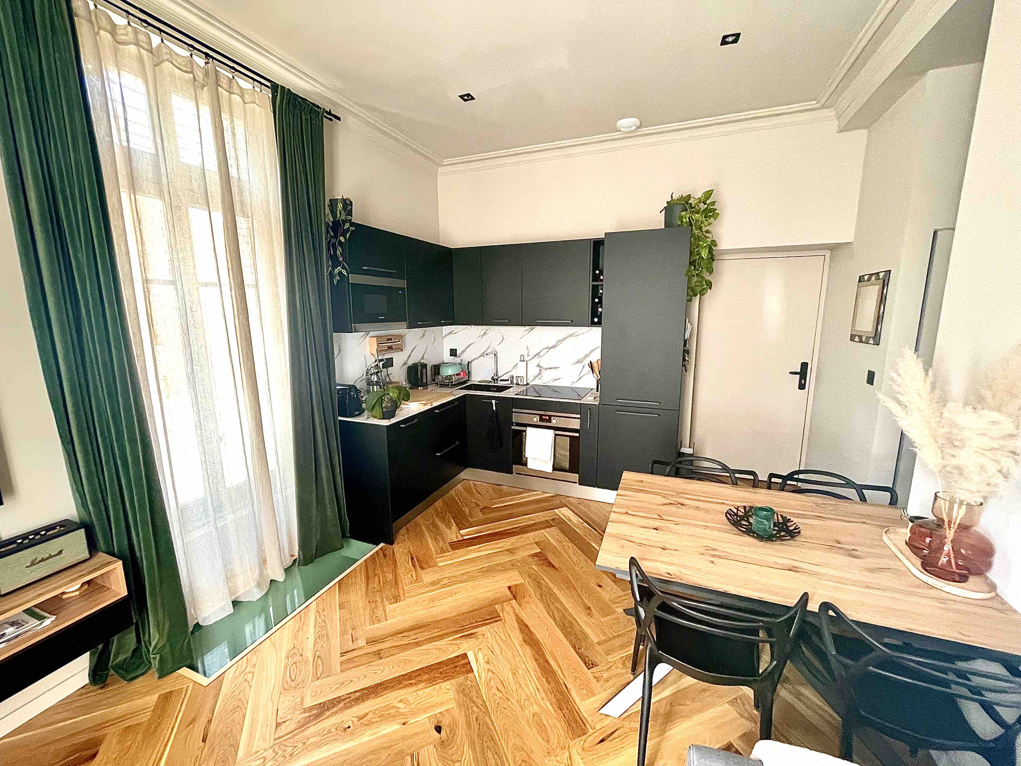 Nearby Ecully one-bottomed