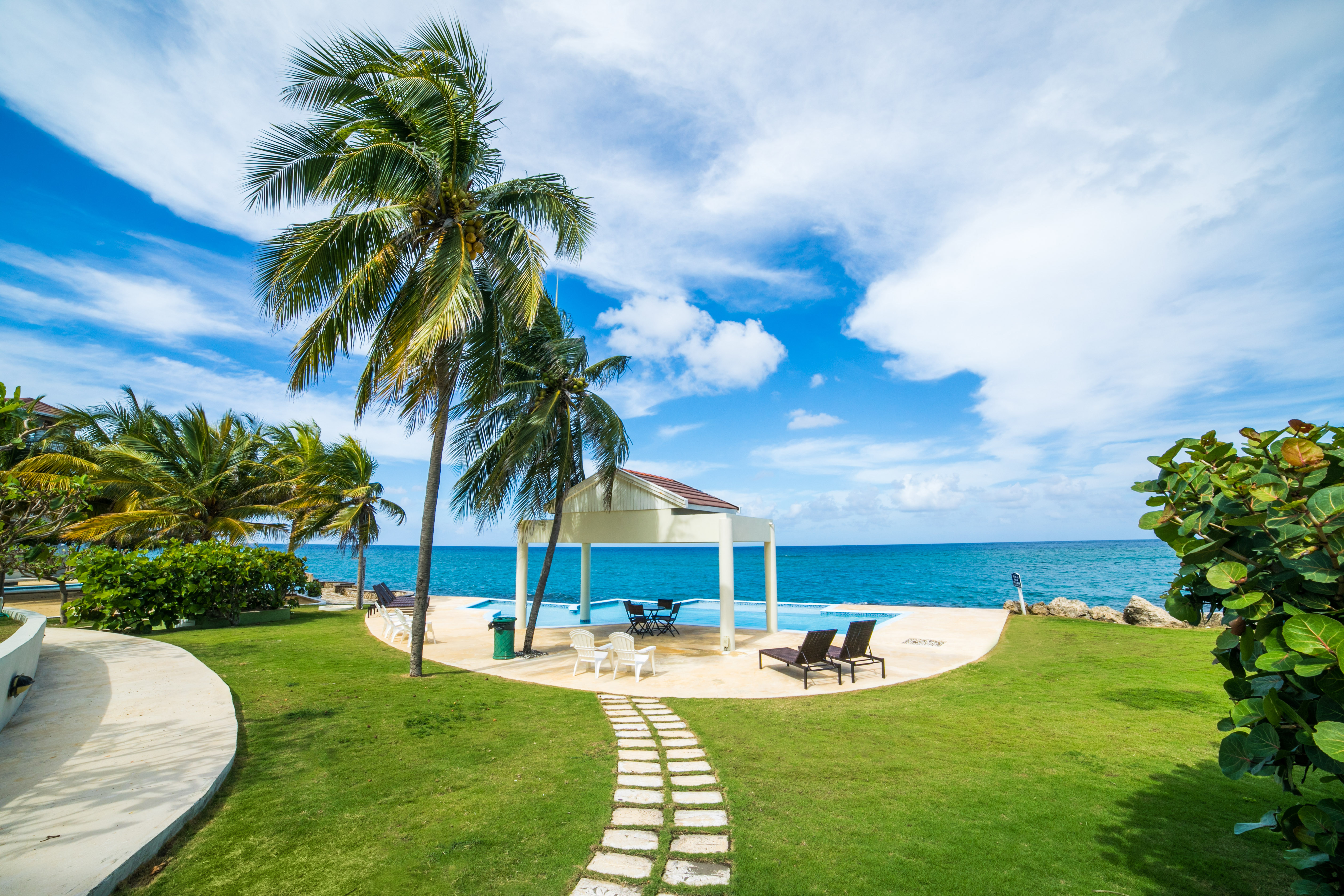 Whispering Seas - Luxury Ocean Front 2/2 Condo