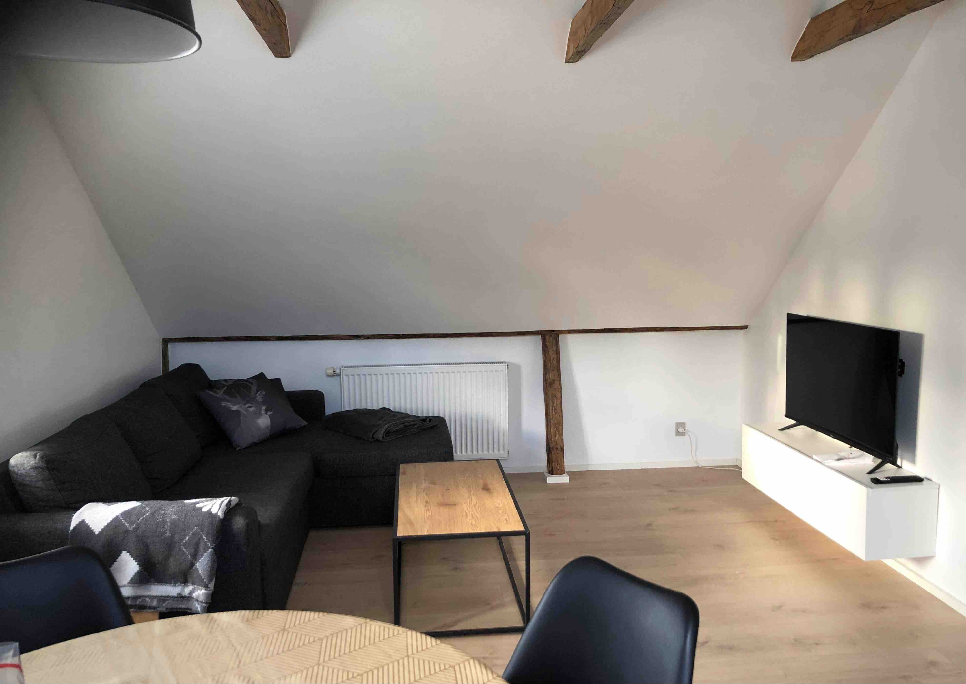 Lovely bright apartment private entrance/free parking.