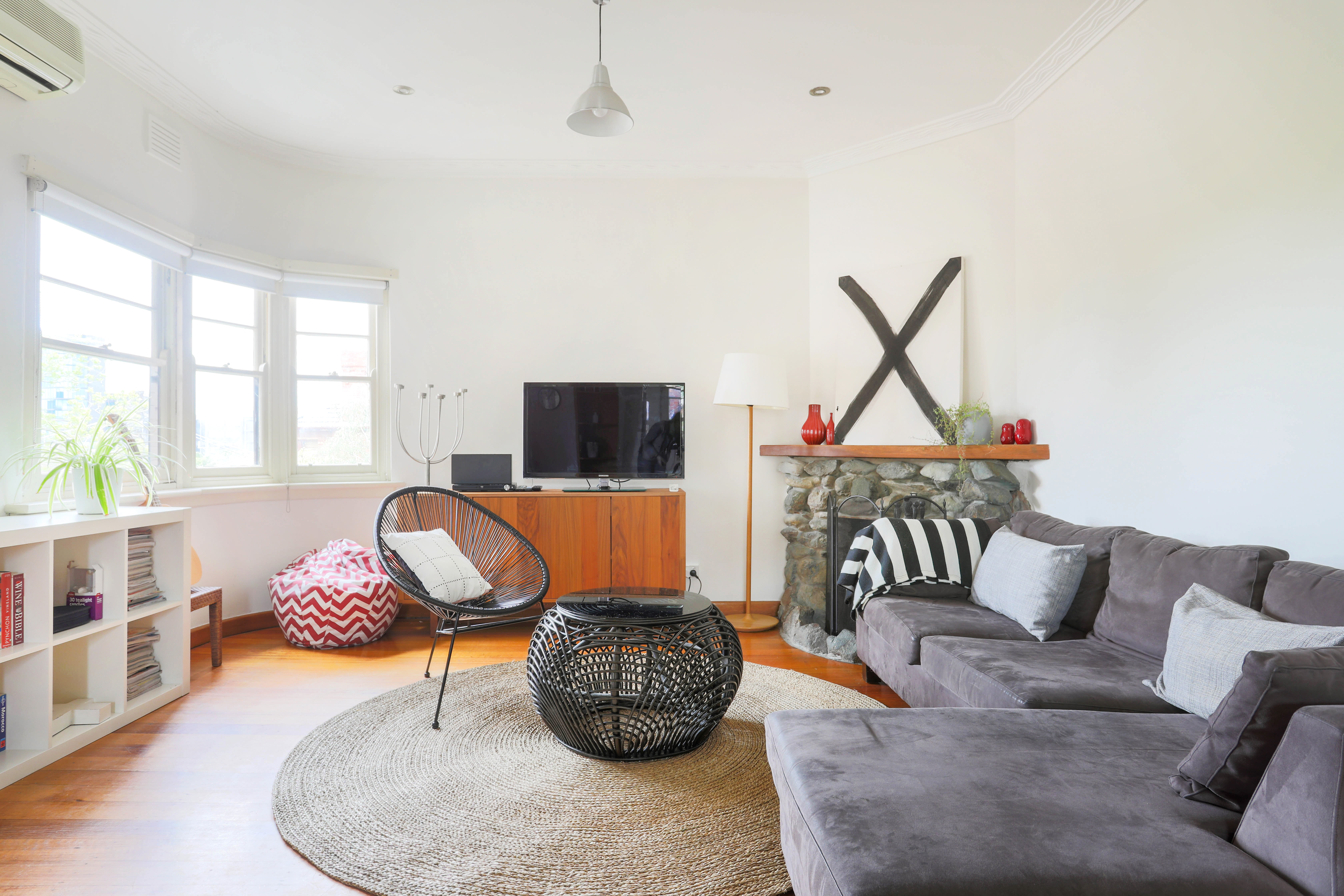 Art Deco Gem Entire 2BR Quiet⭐Wifi⭐Netflix⭐Parking