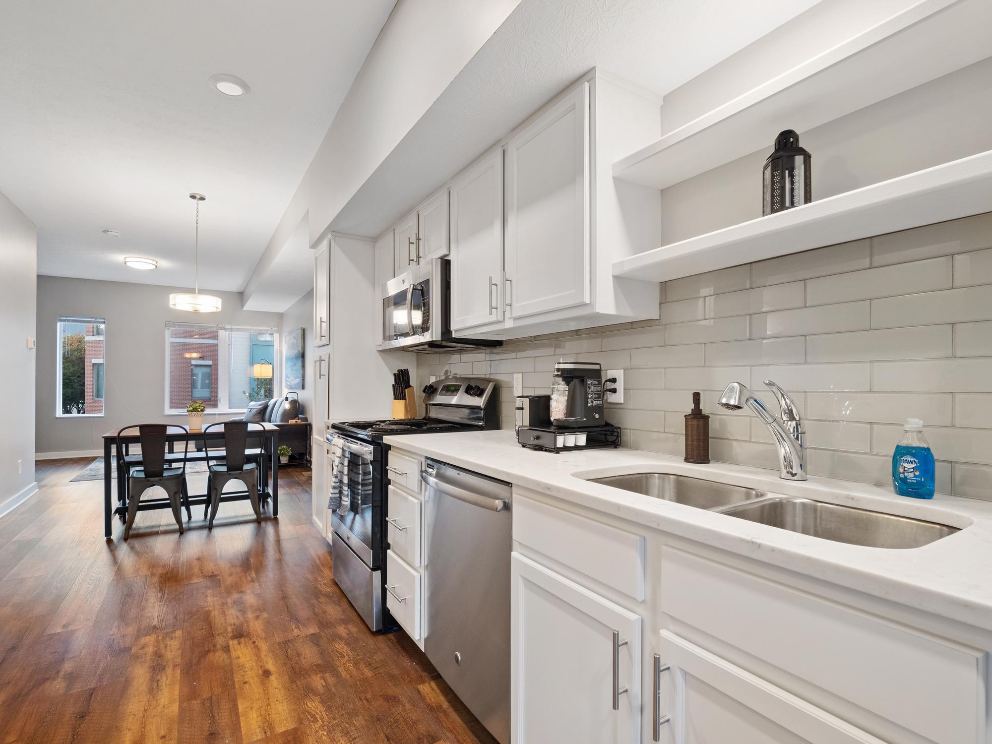 Luxury TownHome, Heart of Downtown 2 Car Private Garage