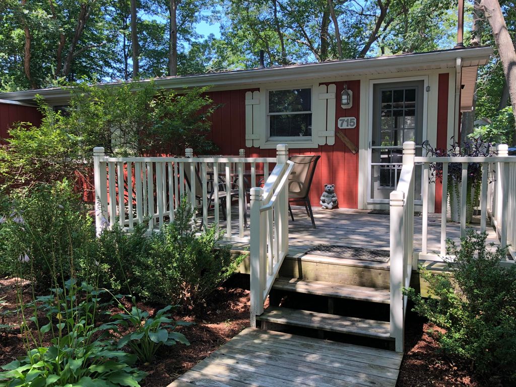 Pure Michigan! Red Cottage Retreat Cottages for Rent in Saugatuck
