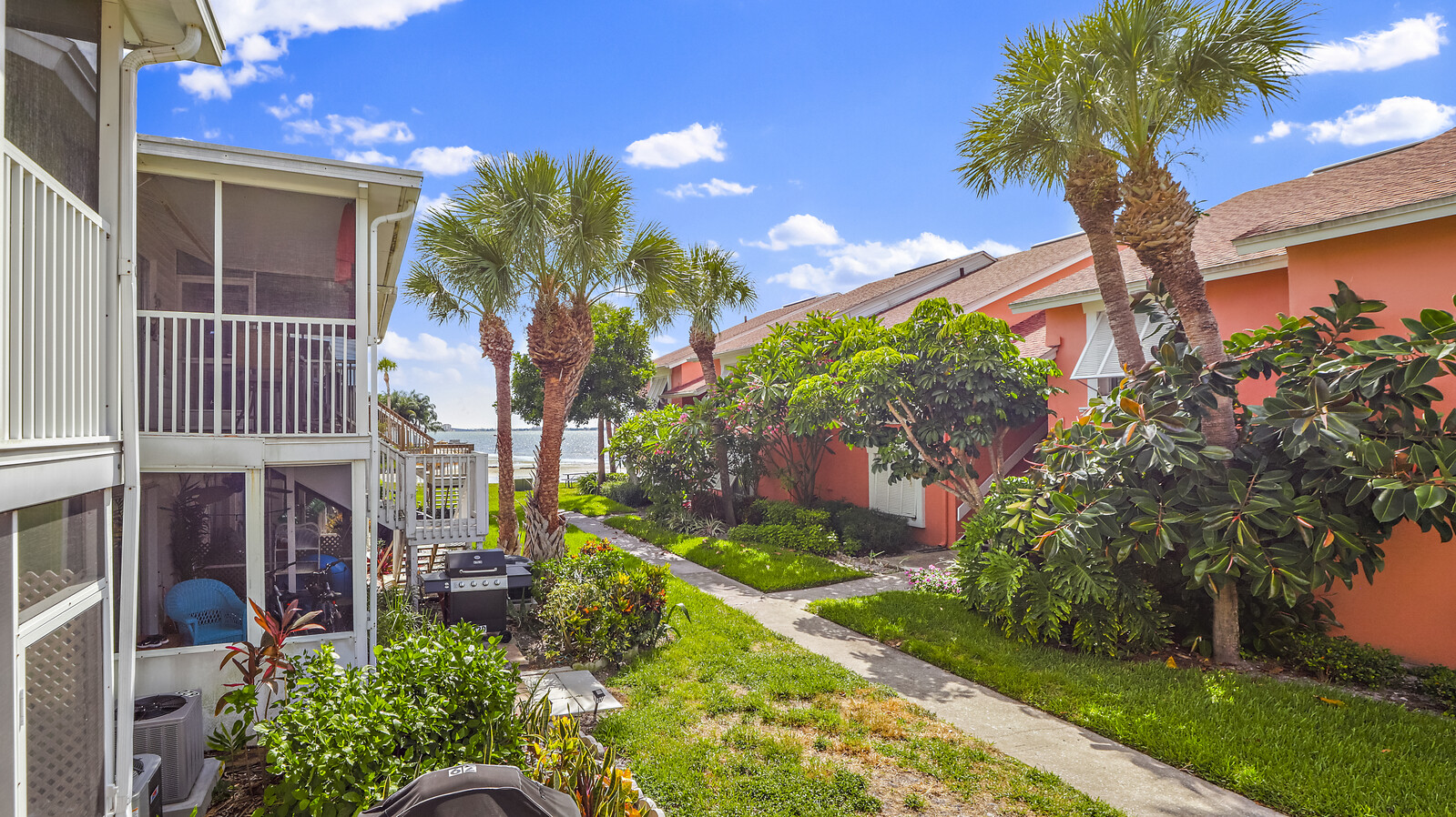 "Lovers Den" Your Hidden Private Gem Condominiums for Rent in St