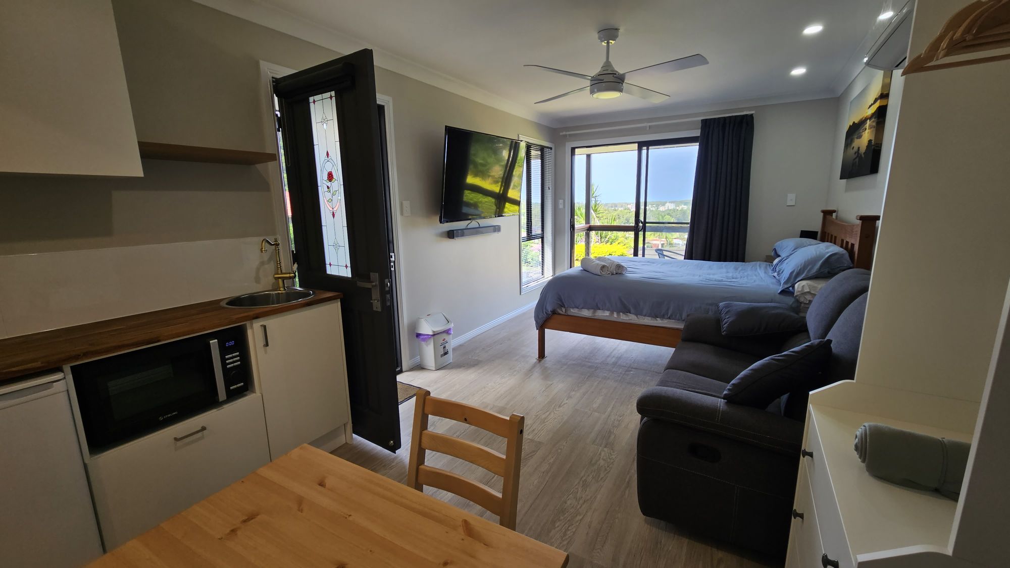 Luxury Hillside studio /Bed/1 Bath/Parking/Views!