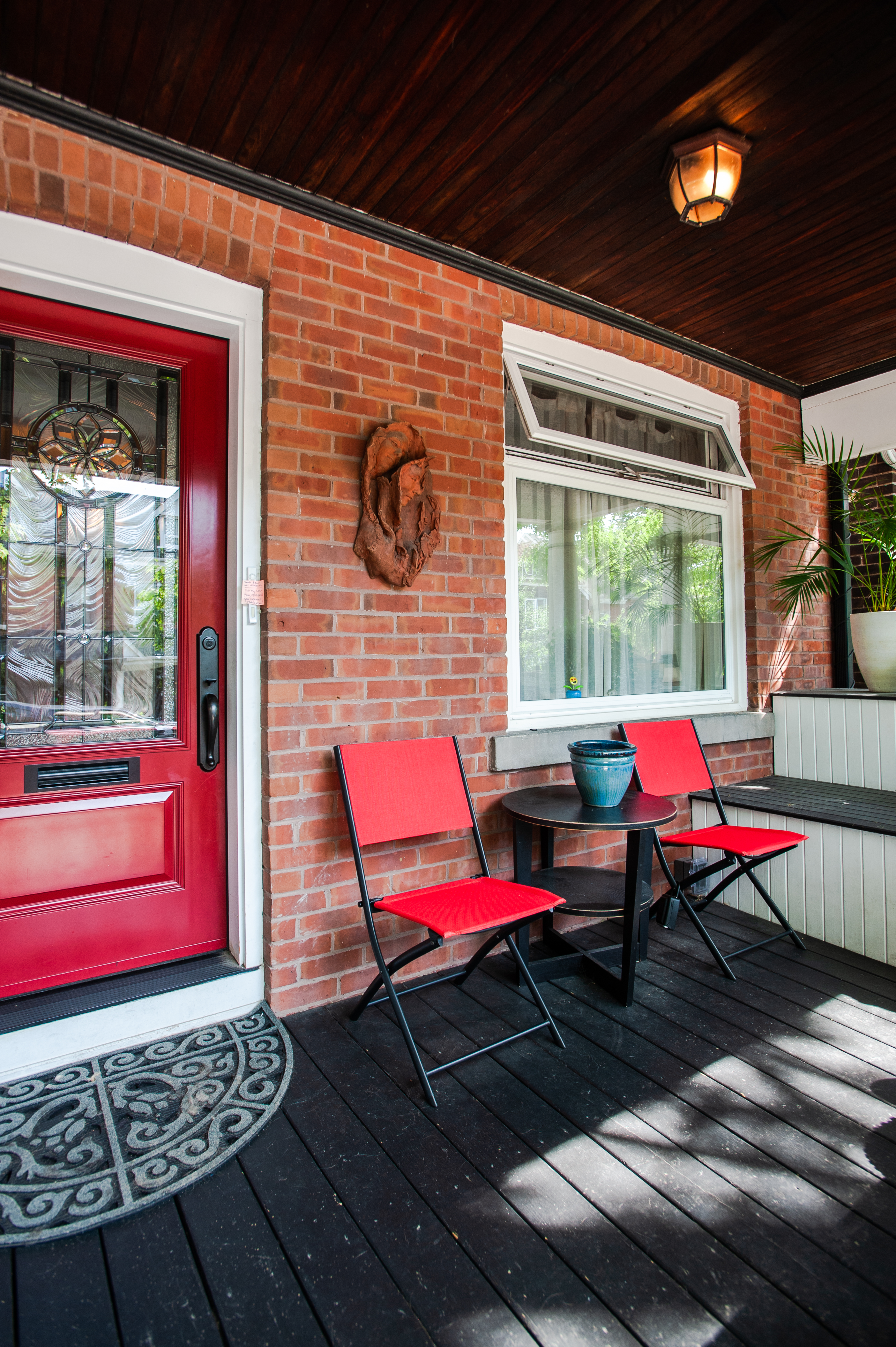 Trendy 2 level apt with rooftop deck & free Wi-Fi in North Riverdale, Toronto