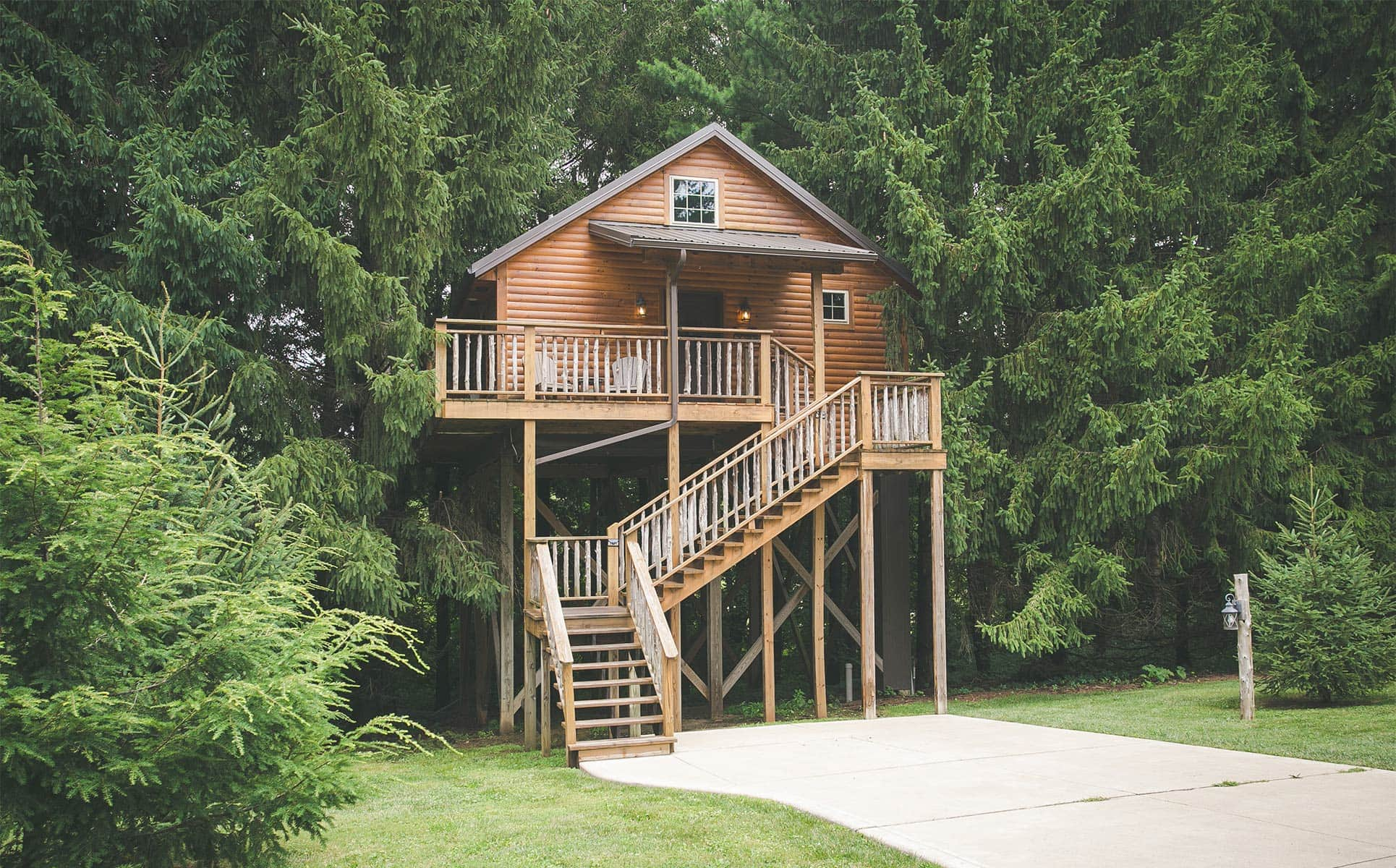 Romantic Treehouse Getaway with Treetop Views Cabins for Rent in