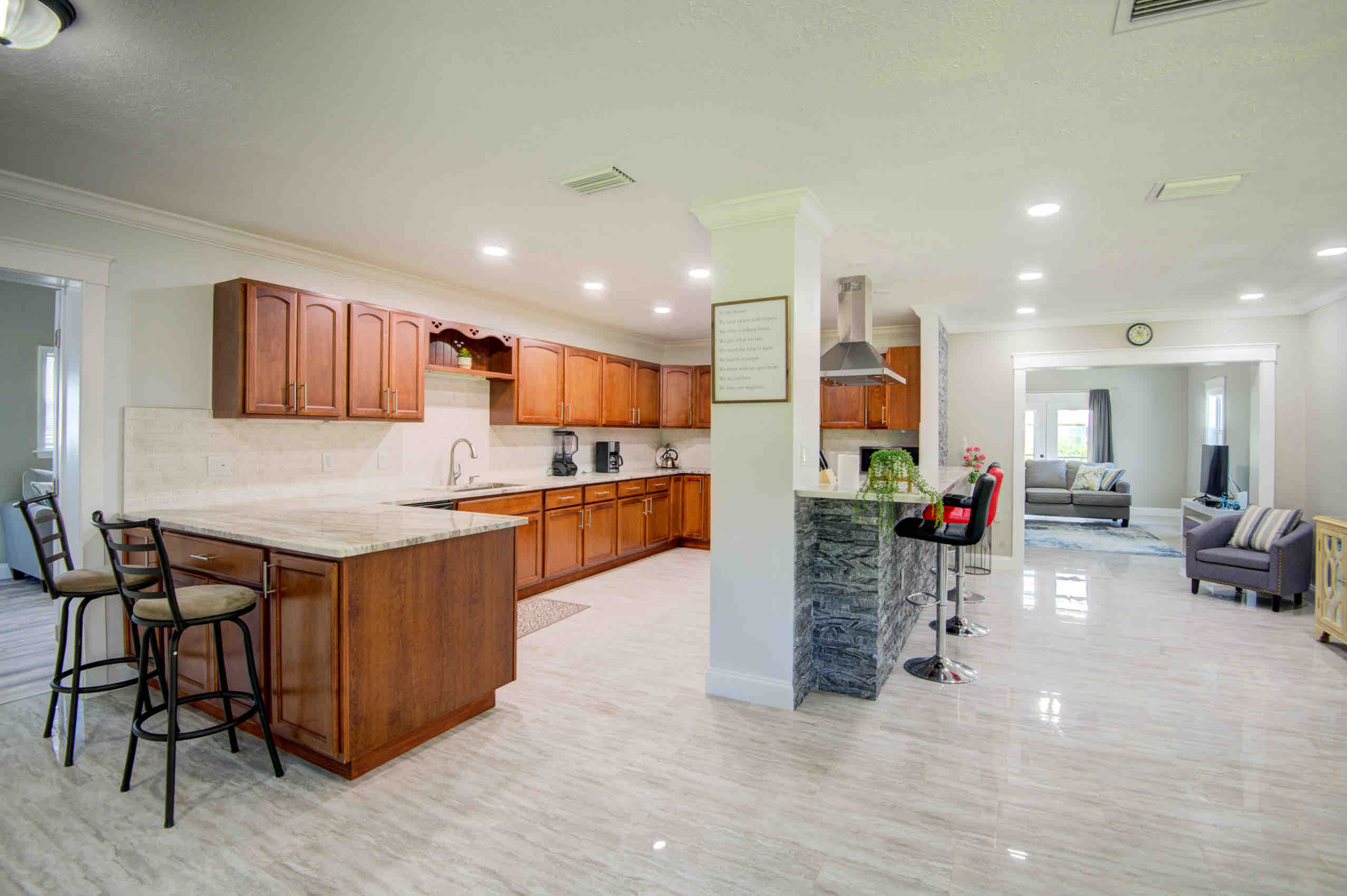 Beautiful lake view 4 bedroom home near beach