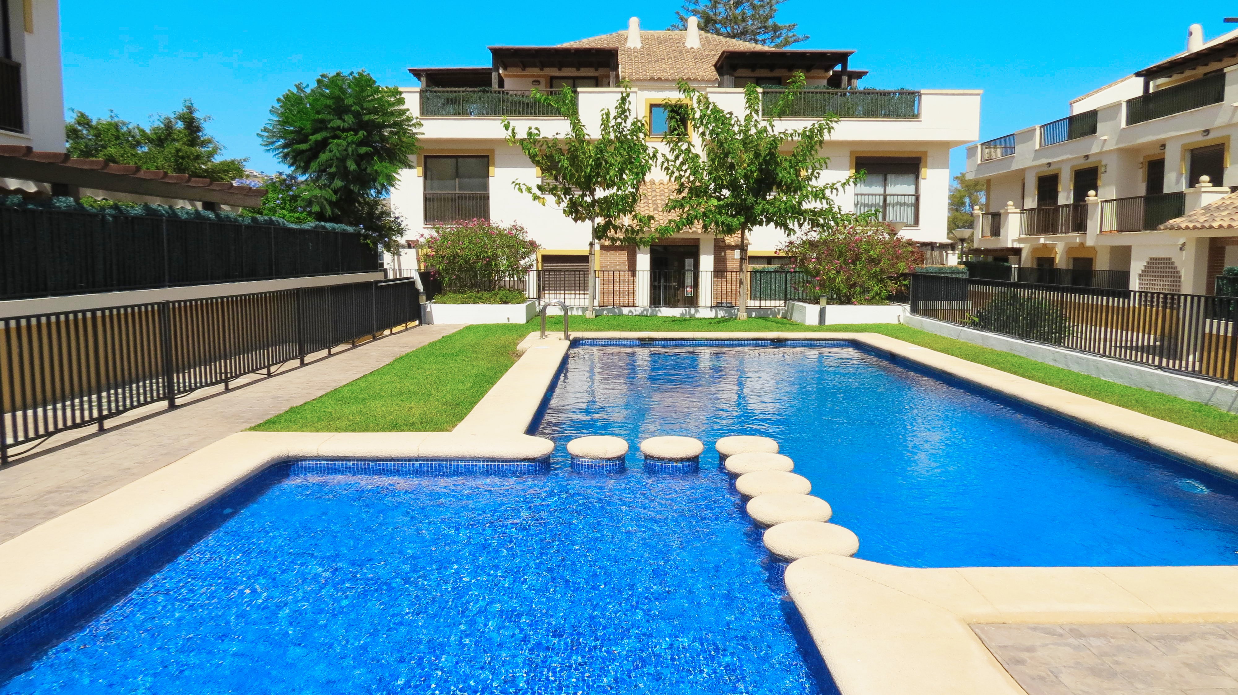 Modern Townhouse with Beautiful Private Garden