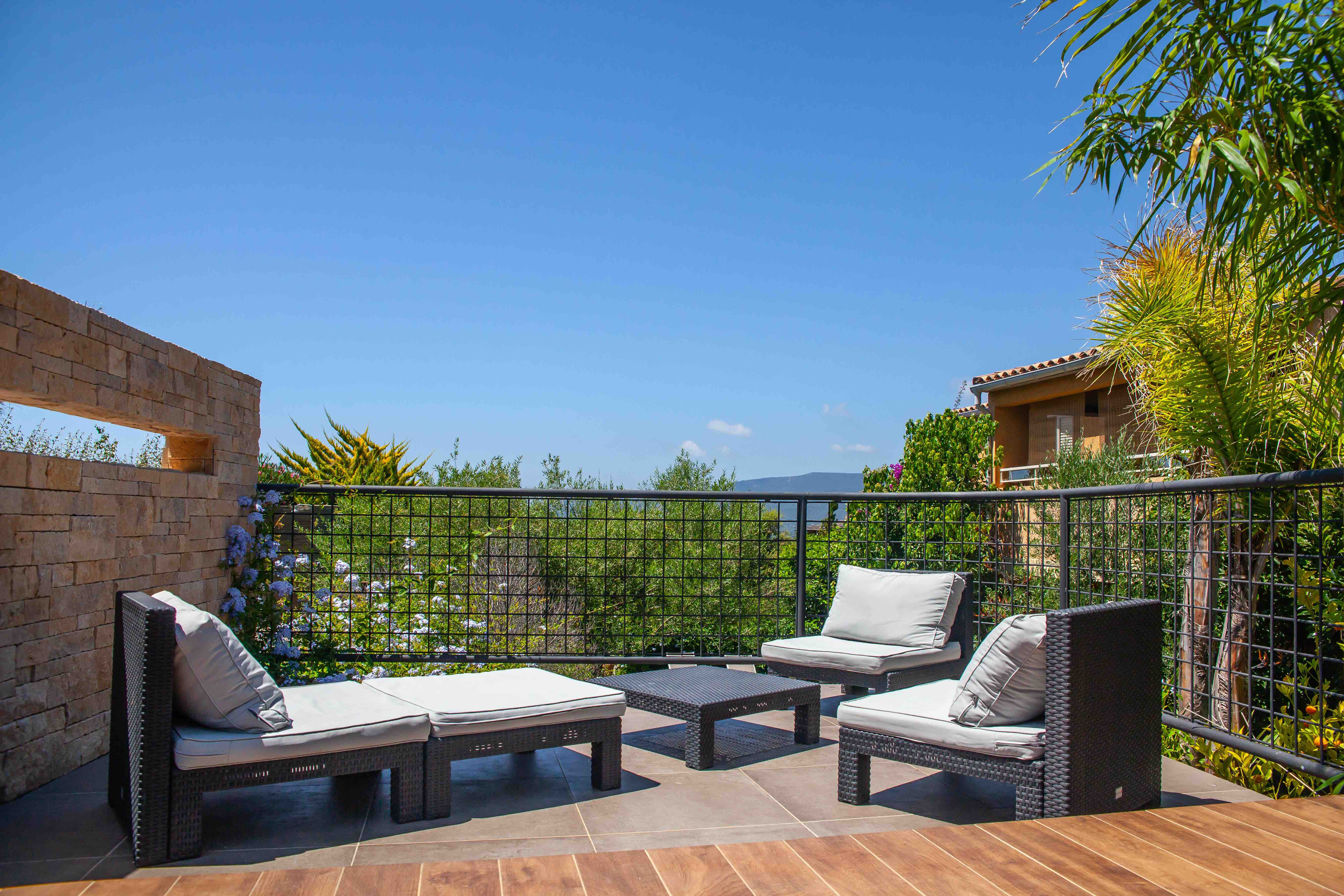 Villa floor T3 ** heated pool, wooded garden