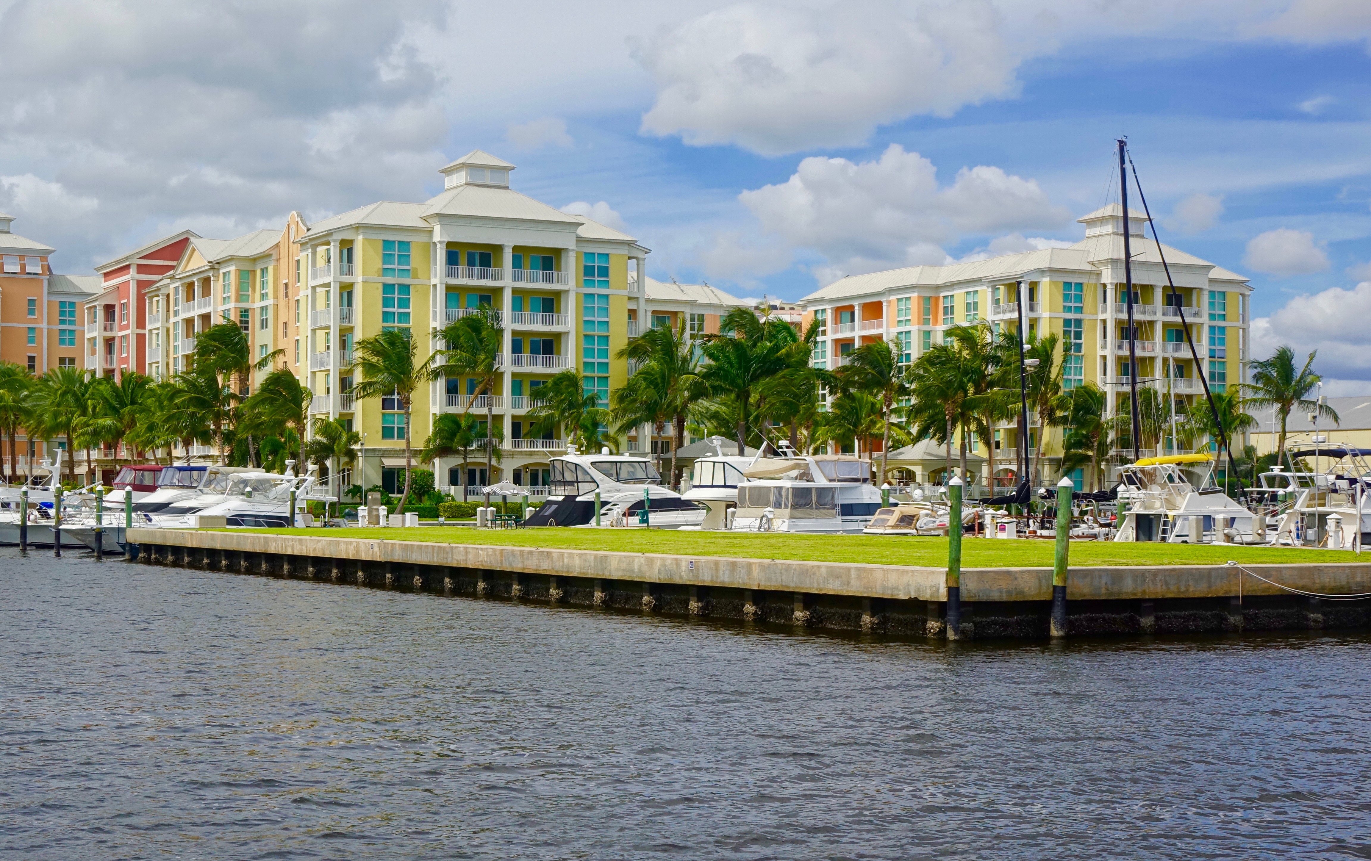 Luxurious, family-friendly 3BR condo on the water