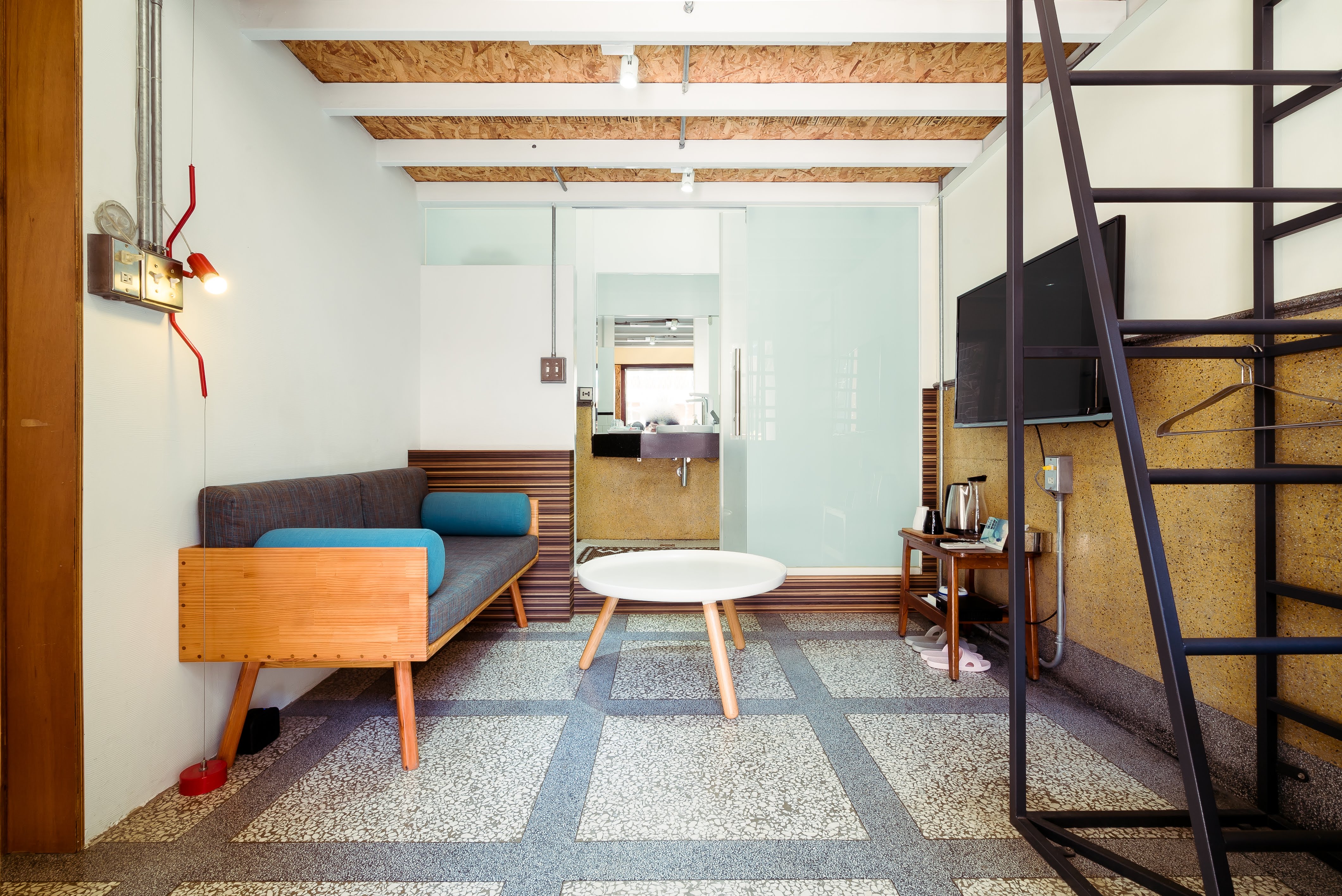 高雄包棟 包層 5 38人 合法民宿 時尚老房子新崛江中央公園站步行3分 有廚房庭院可烤肉 Xinxing District的獨棟房屋出租 Kaohsiung City 臺灣