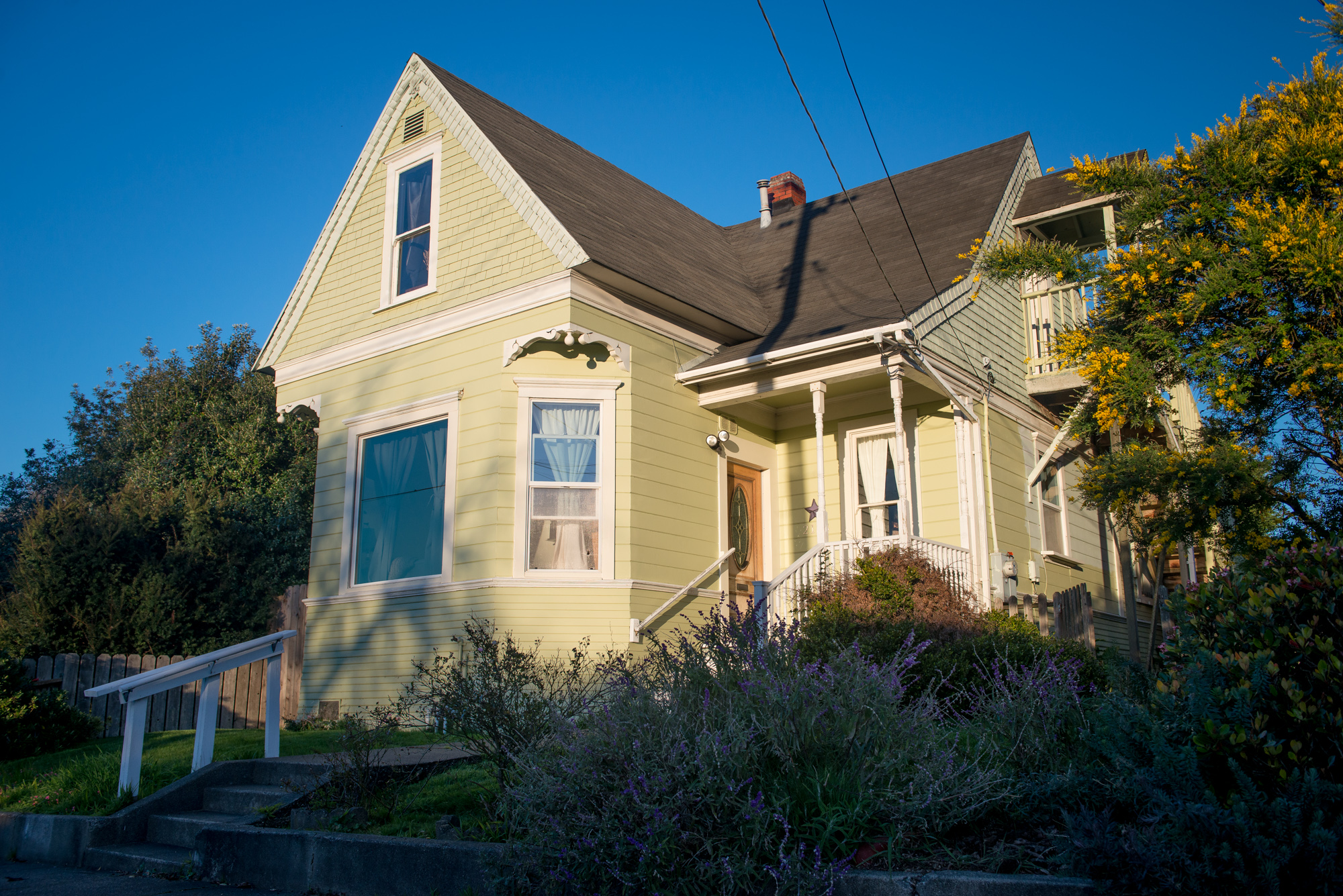 Lula’s House Top Floor Loft in Eureka Victorian Houses for Rent in