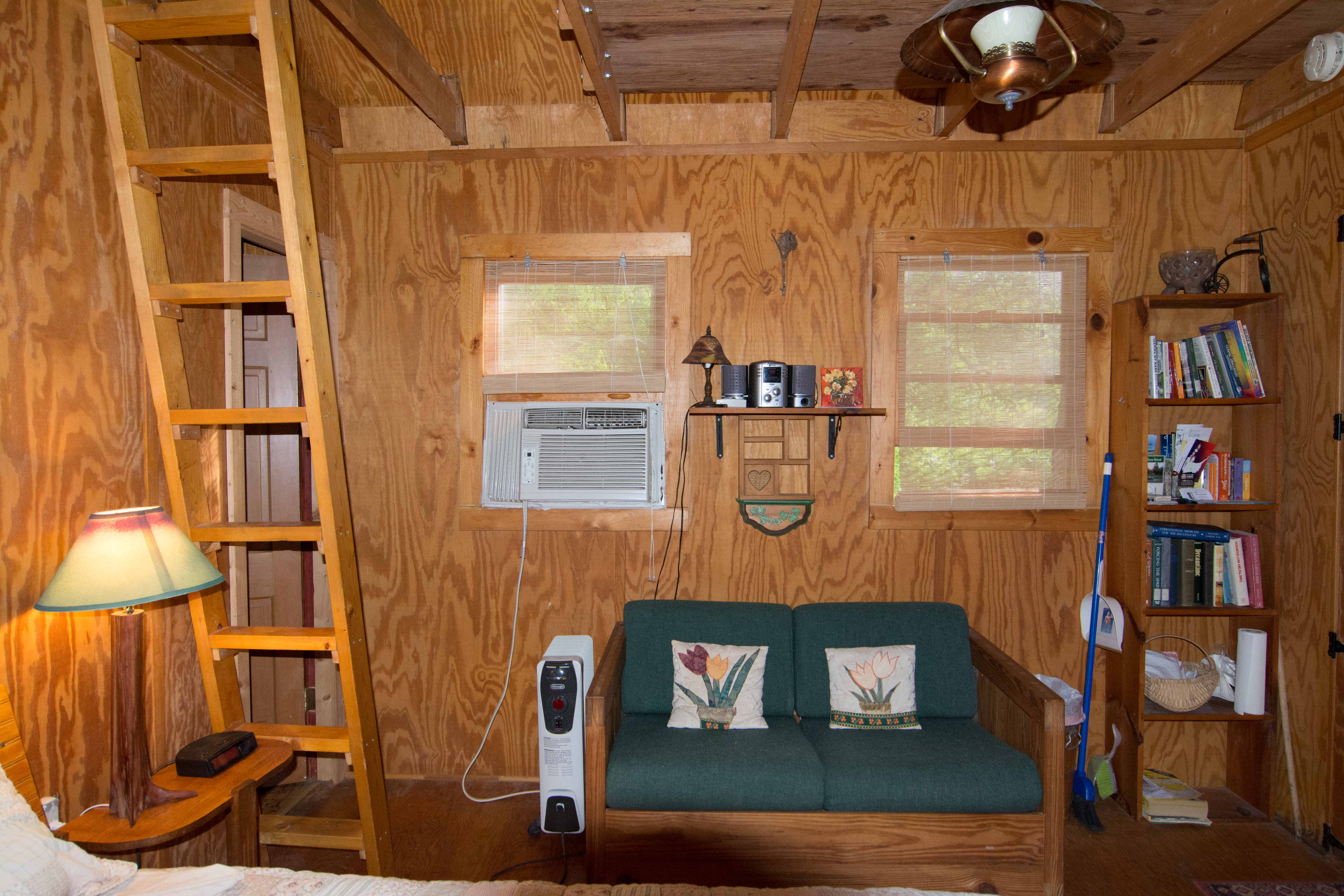Thoreau Cabin With Jacuzzi Tub. Guesthouses for Rent in Gold Hill, North Carolina, United