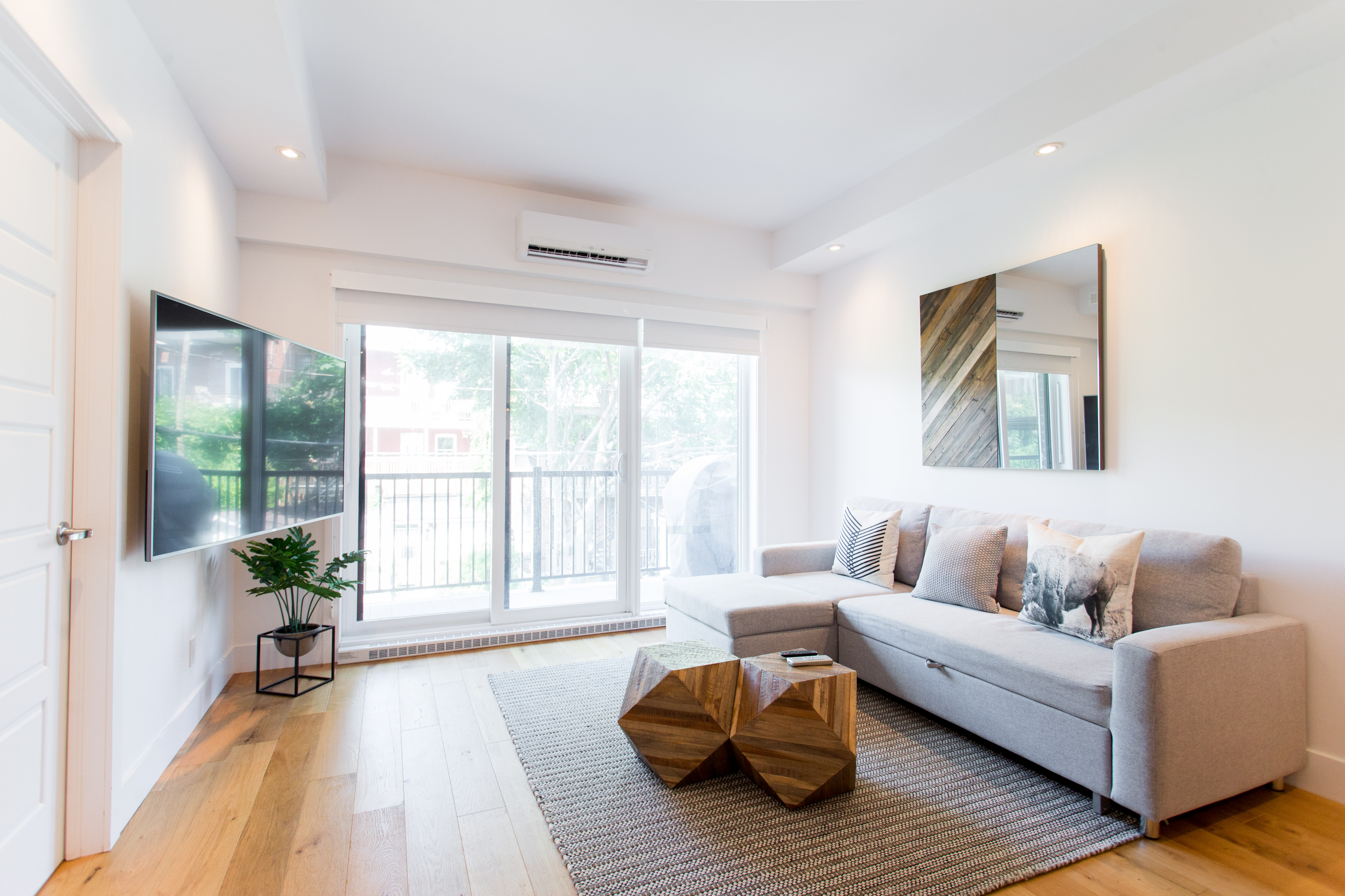 Modern 2 bedroom condo Little Italy + Free Parking