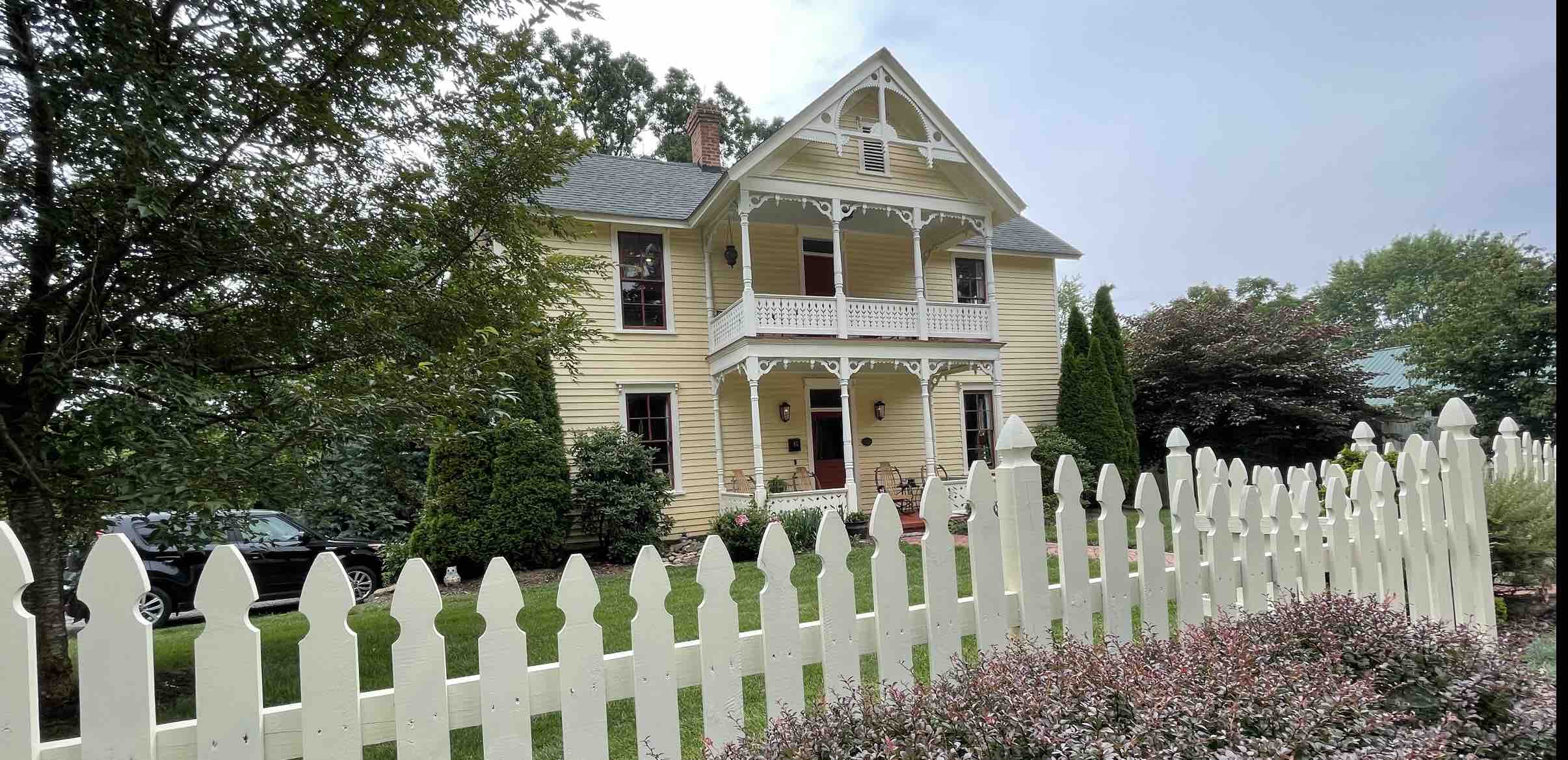 Walk to AVLs TOP cafes, pubs, restaurants, rafting — real-estate in 28806, Asheville
