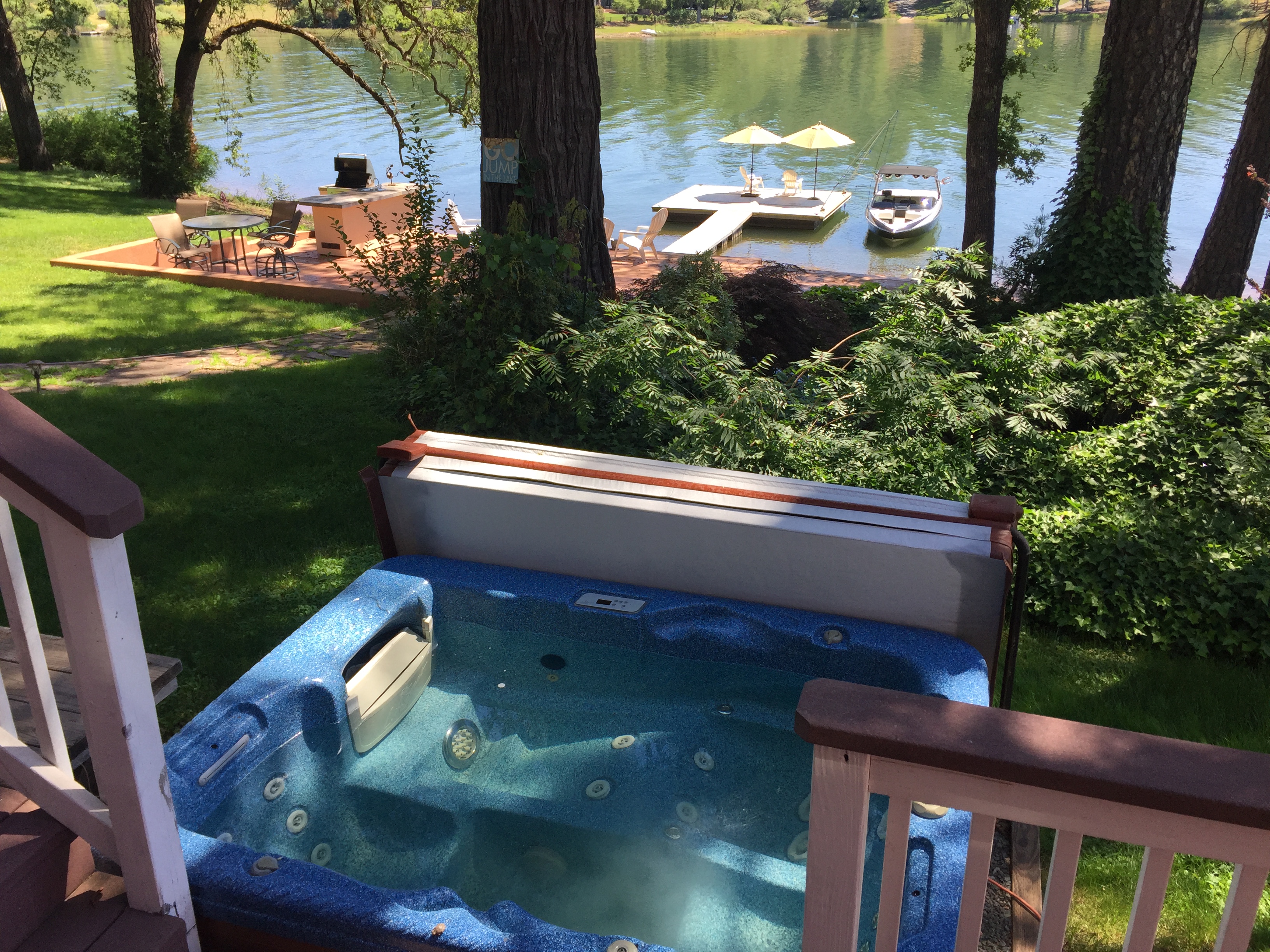 Spectacular Lakefront Paradise