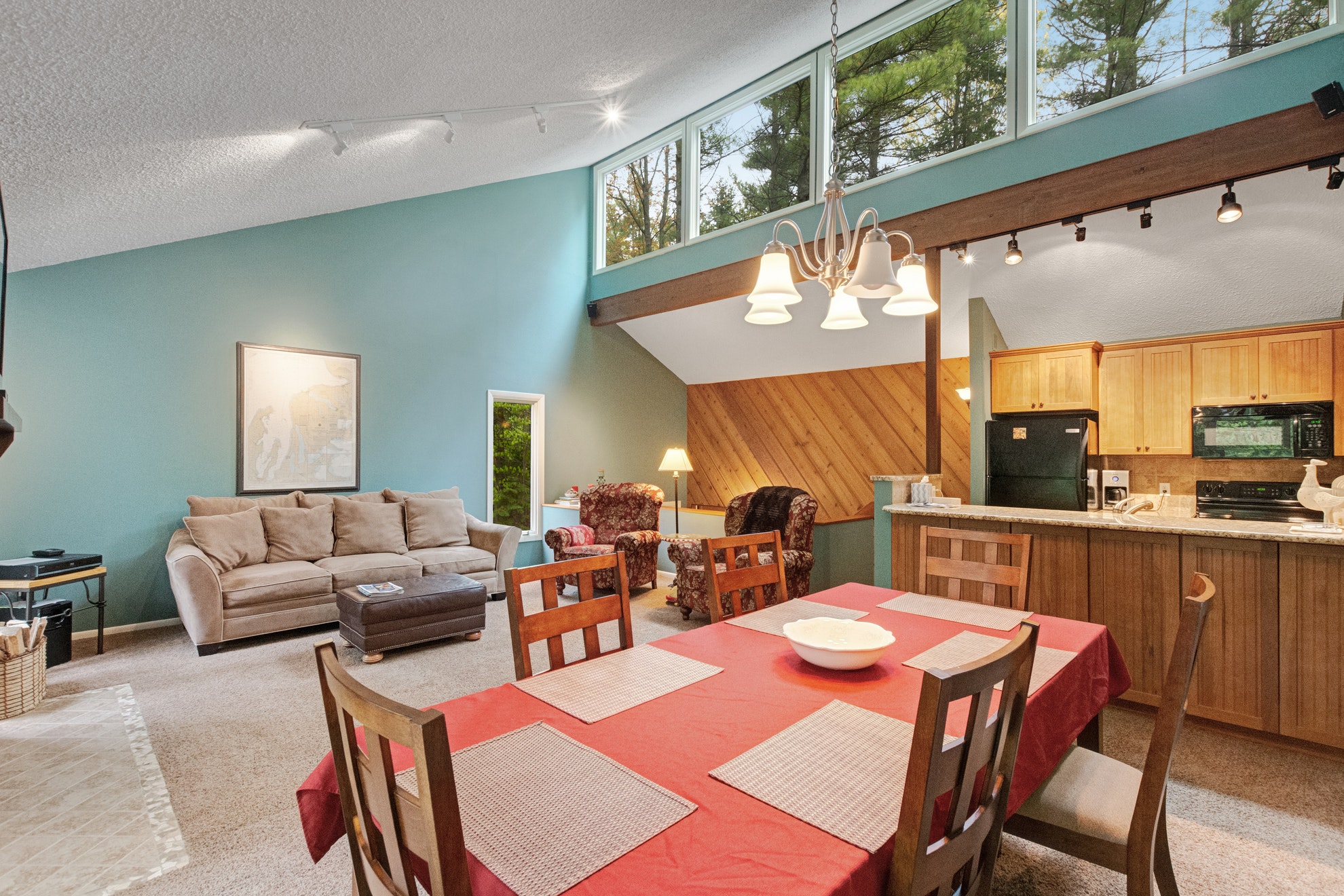 Harbor Cove condo w/ balcony and fireplace private beach! Airbnb