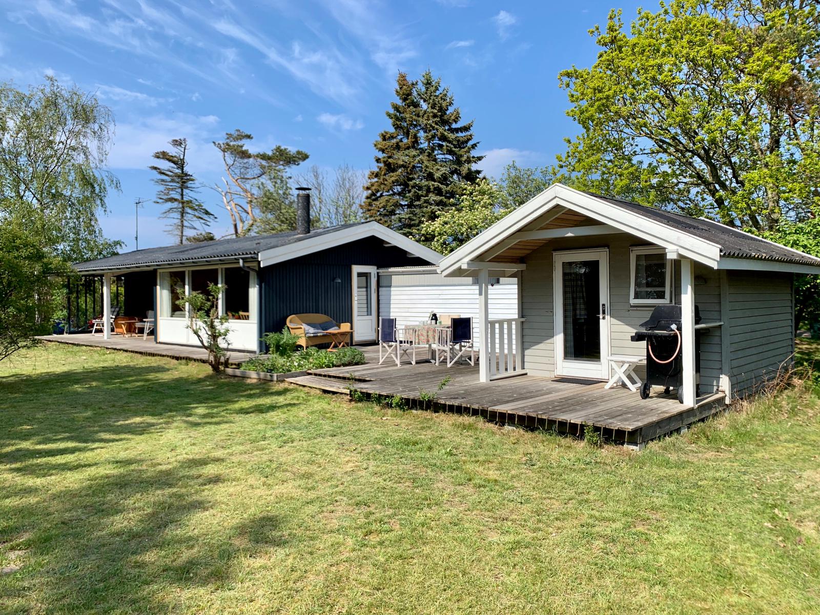 Charming and bright summerhouse 200m from the beach