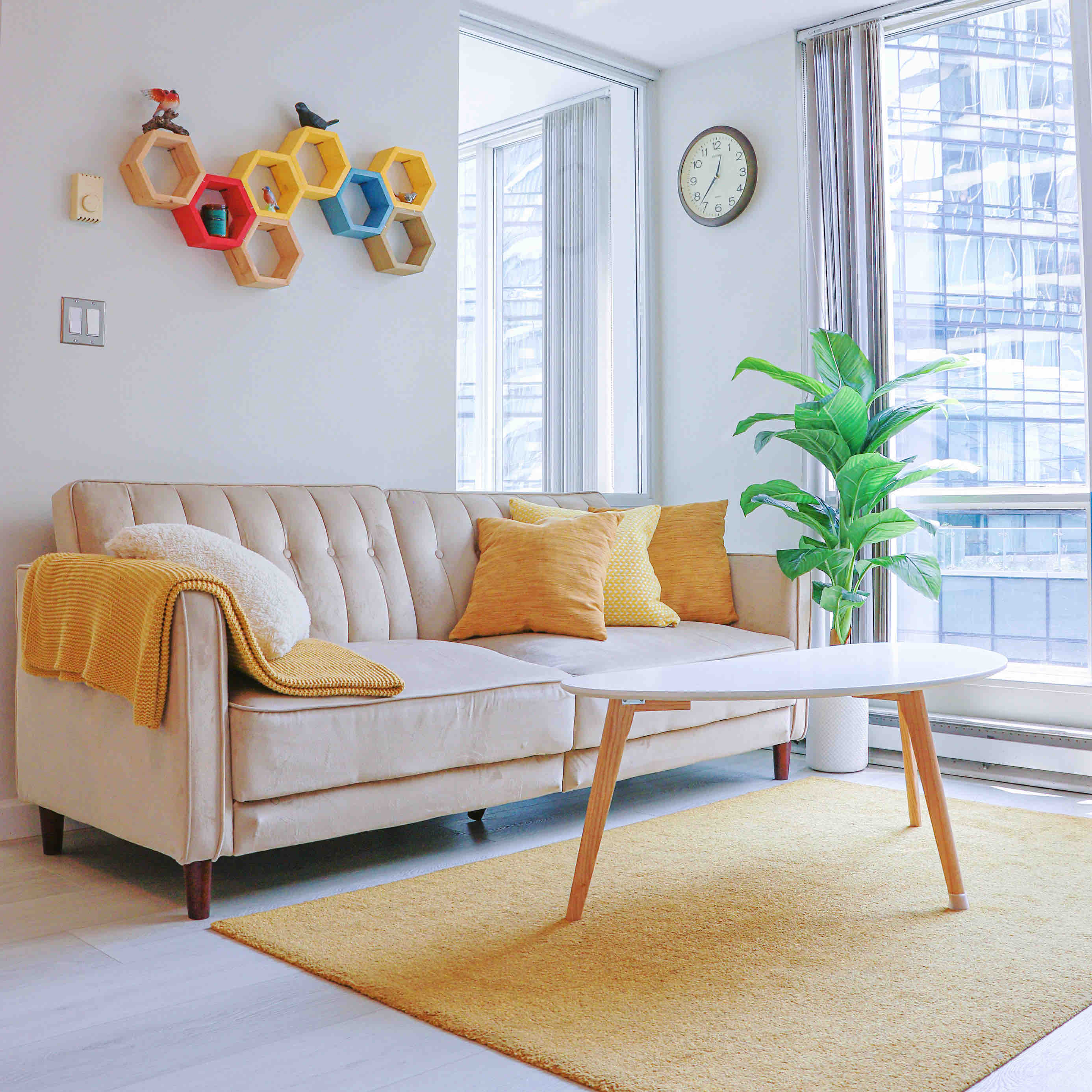 Stylish 1BD apartment Downtown Van with Parking!