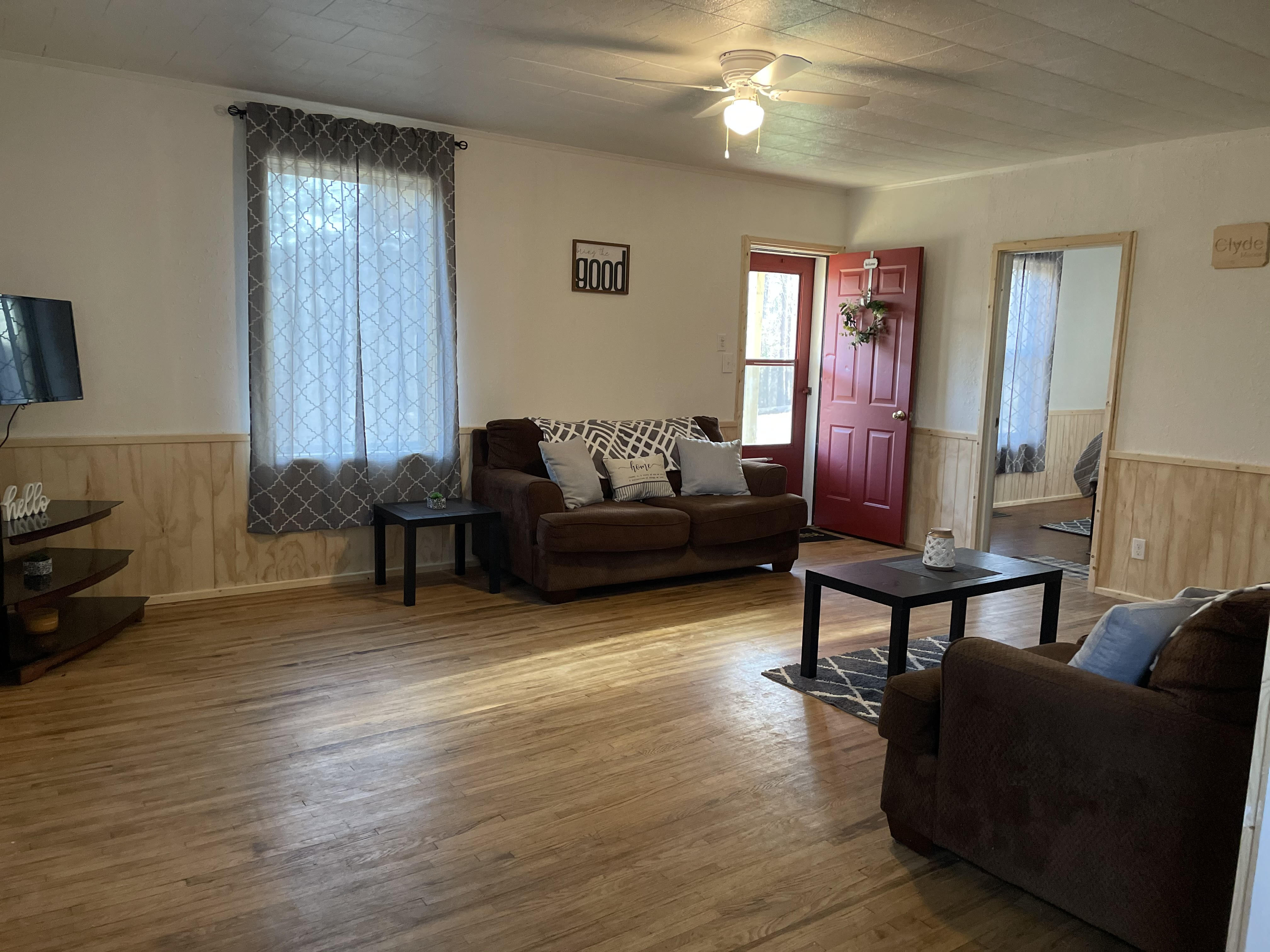 Hogan’s Hideout Clyde Manor Cozy space to enjoy. Cottages for Rent