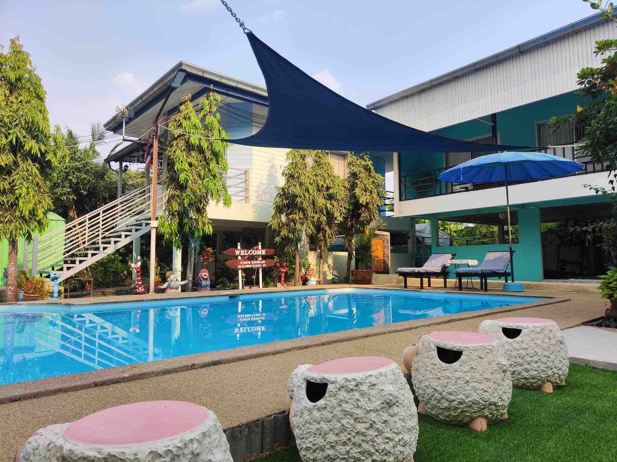 Jade House overlooking Pool near new skytrain in Bang Sue, Bangkok
