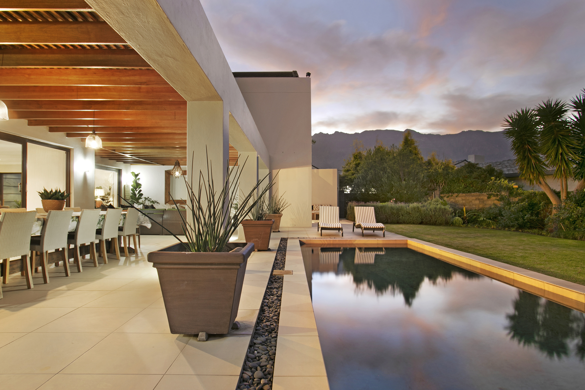 Elegant Urmarah with Lush Garden & Pool