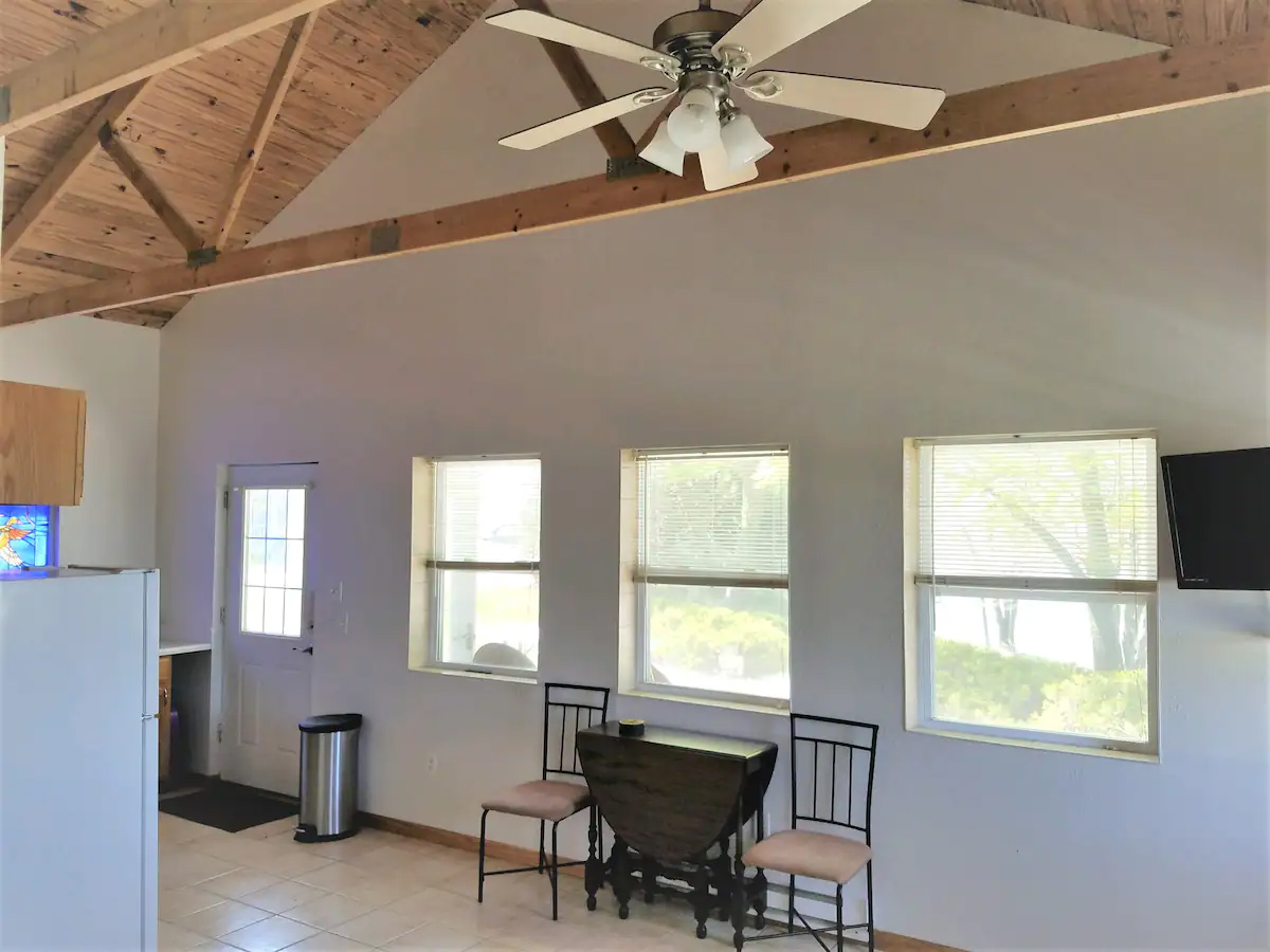 Vineyard Cottage with Lake view Cottages for Rent in Crab Orchard, Nebraska, United States