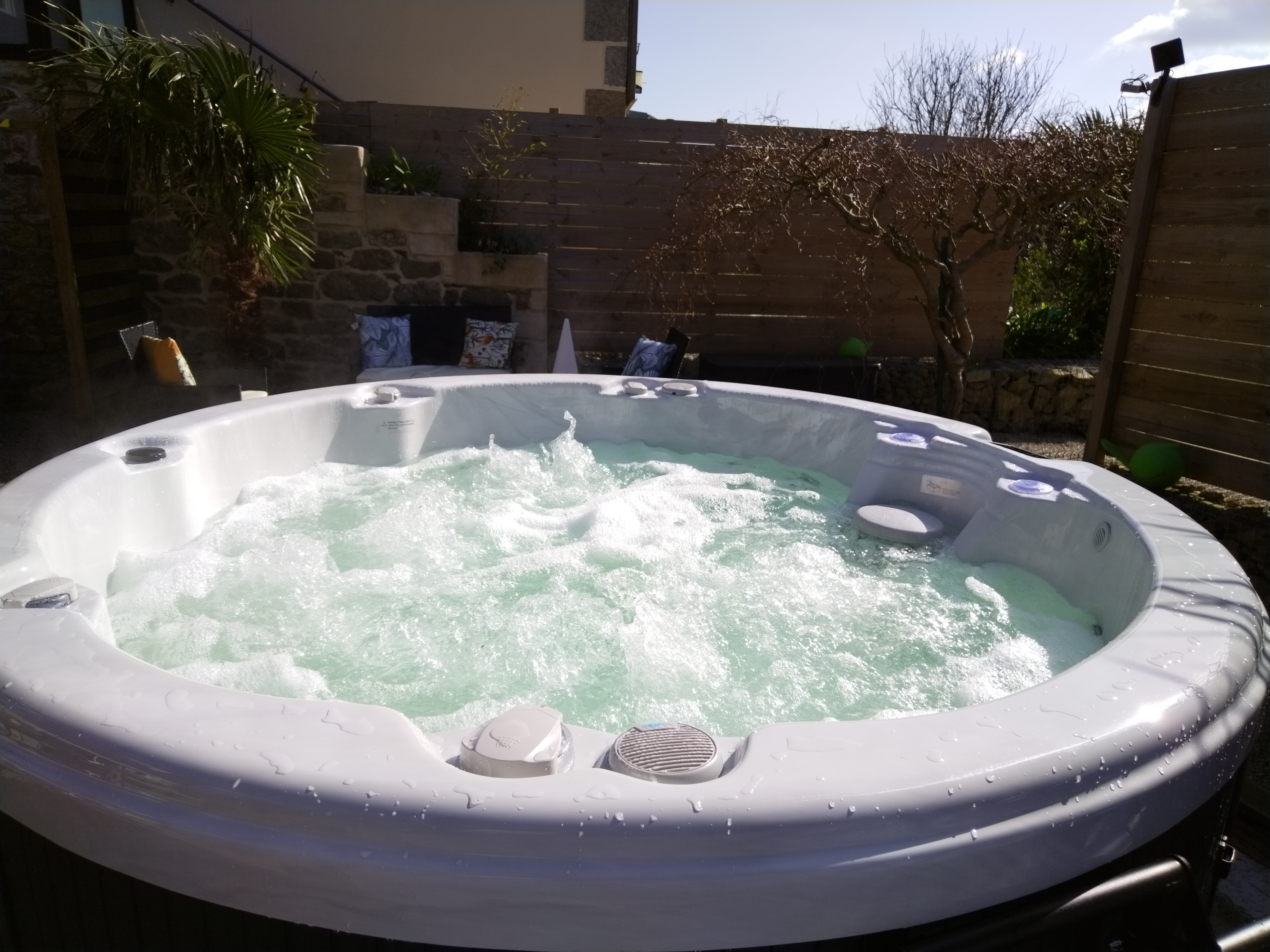 Private jacuzzi cottage near sea