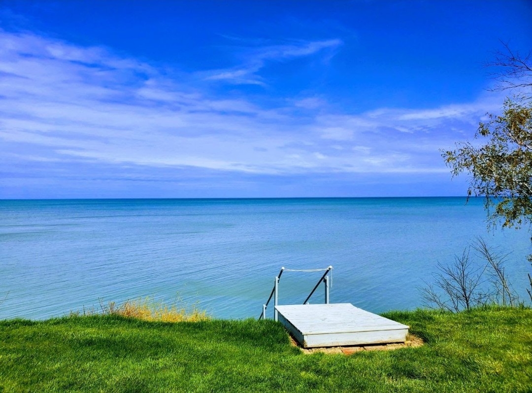 Gorgeous lakefront home 12 min to Dunkirk Harbor