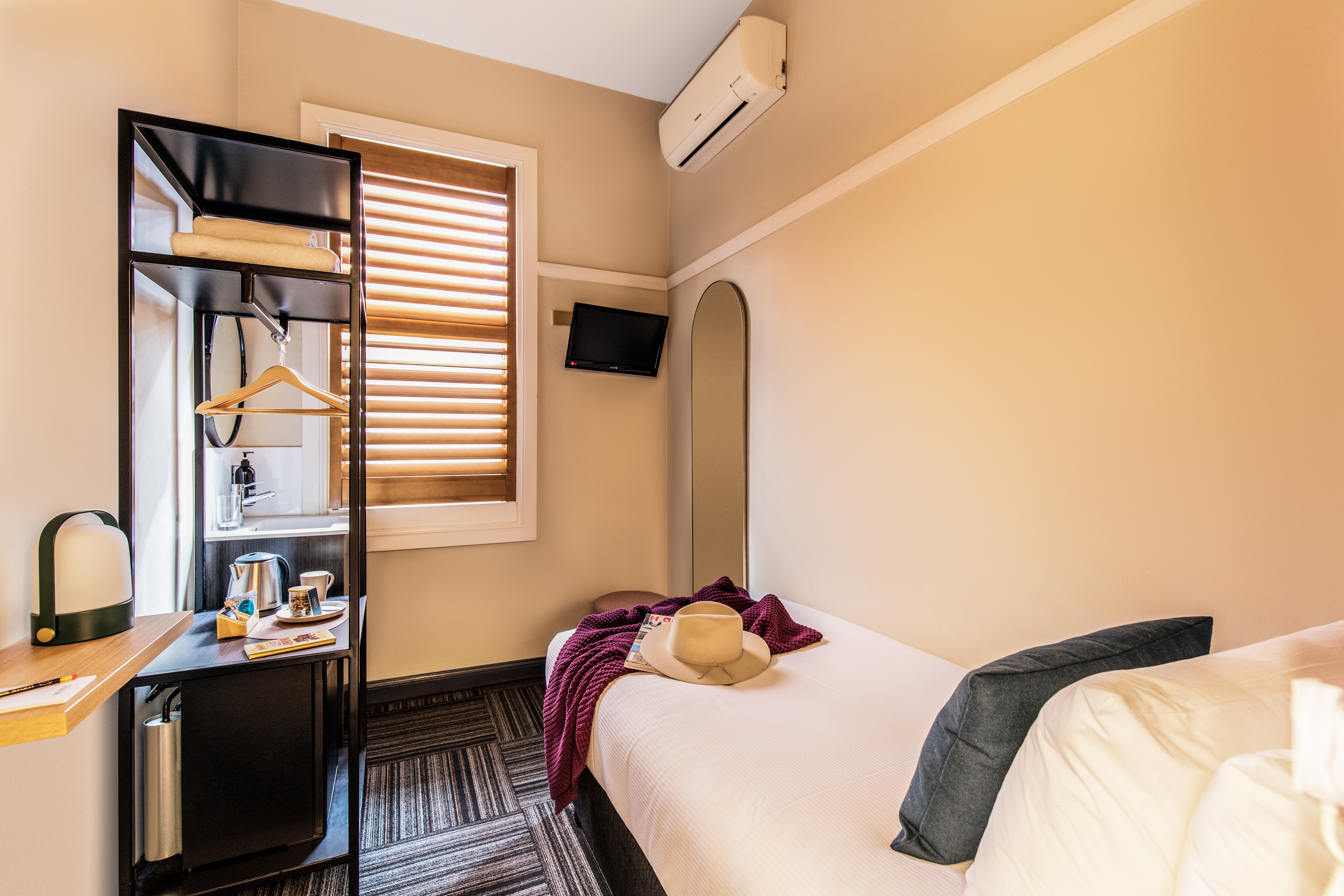 Compact Single Room w. Shared Bathroom