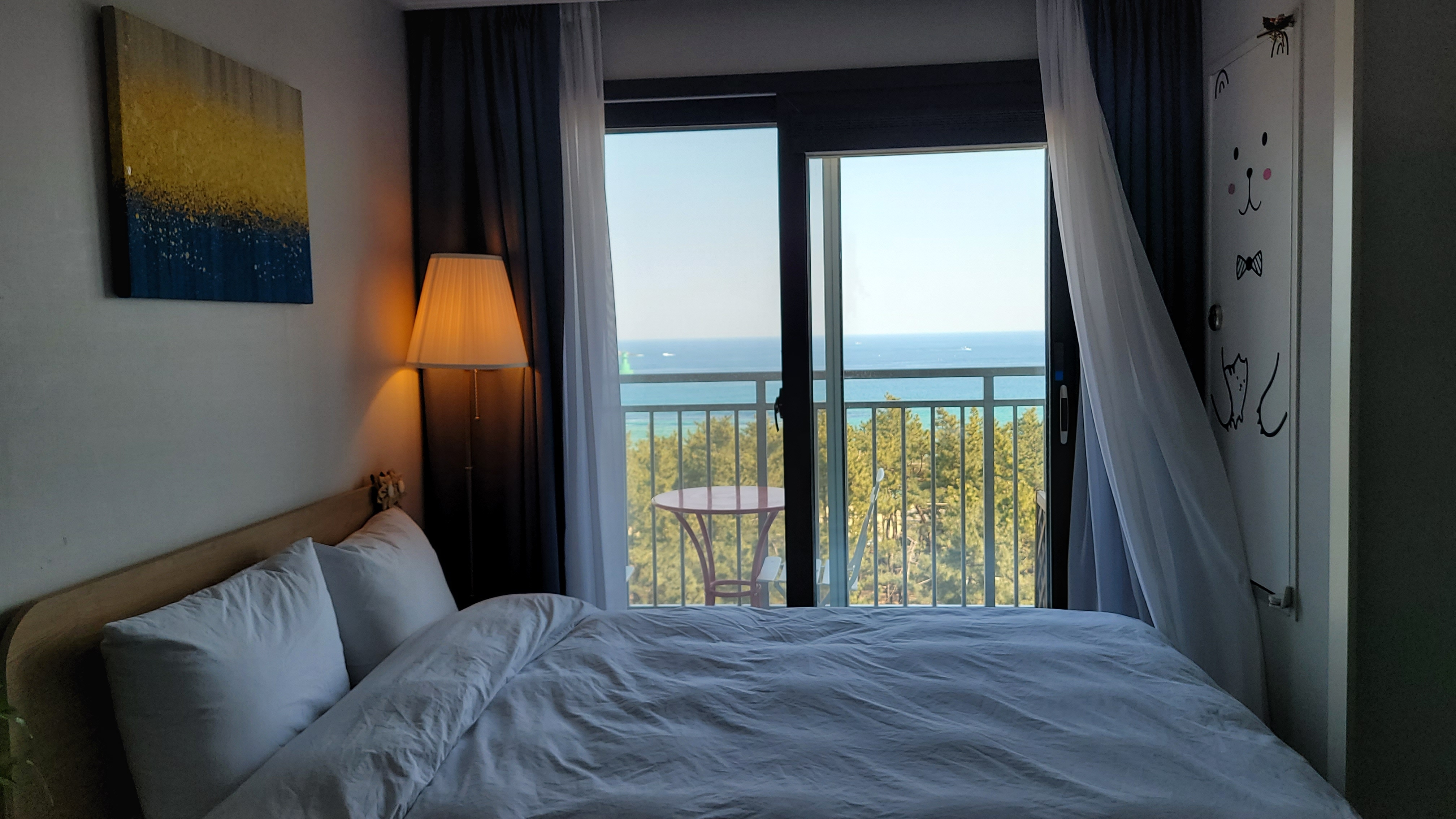 Top floor ocean view # Self-catering available # 5 minutes away barbecue available # Family welcome # Pretty accommodation # 30% discount coupon for surfing lessons # Express terminal 1 minute