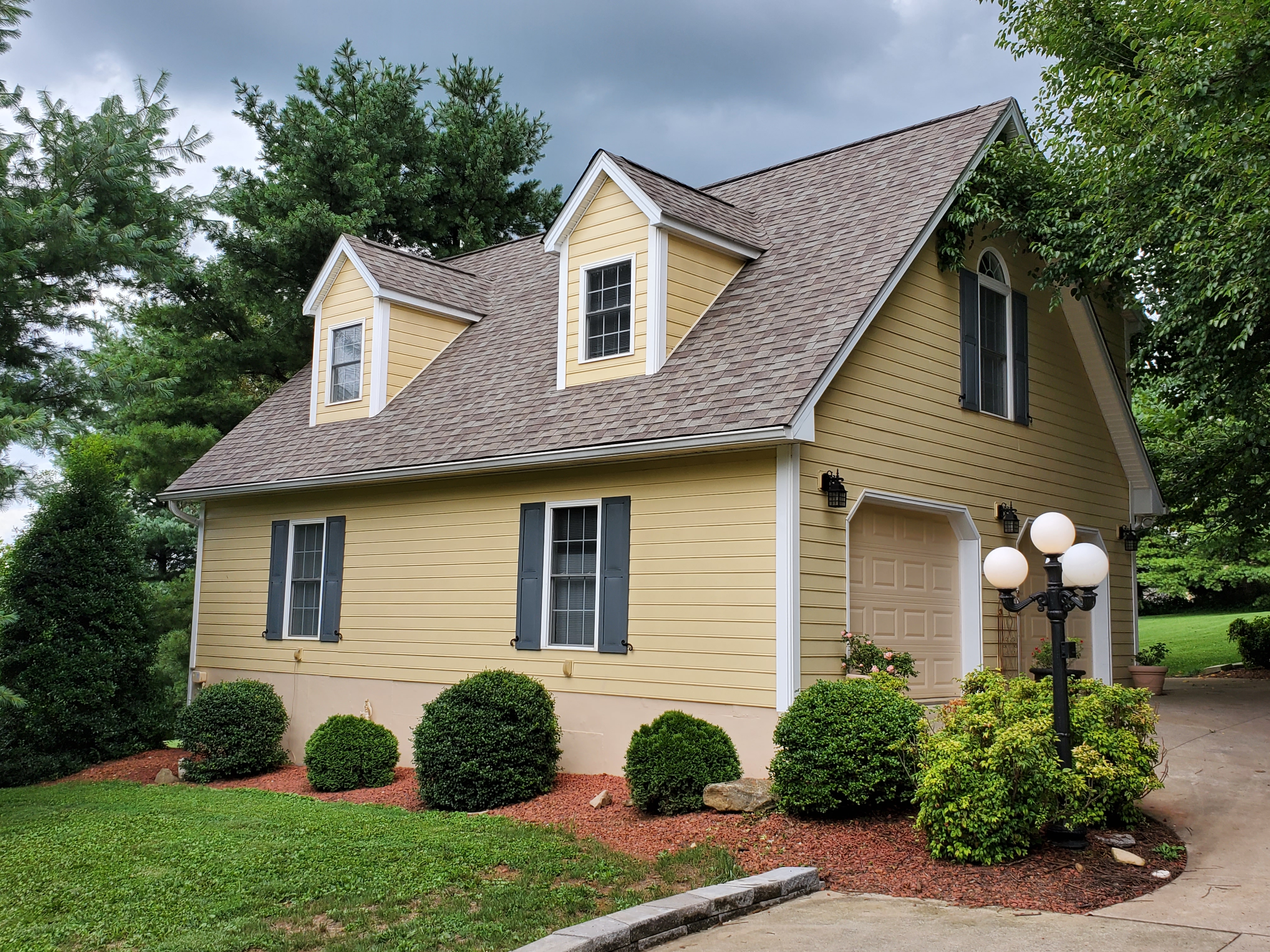 Spacious carriage house, heated pool all year!
