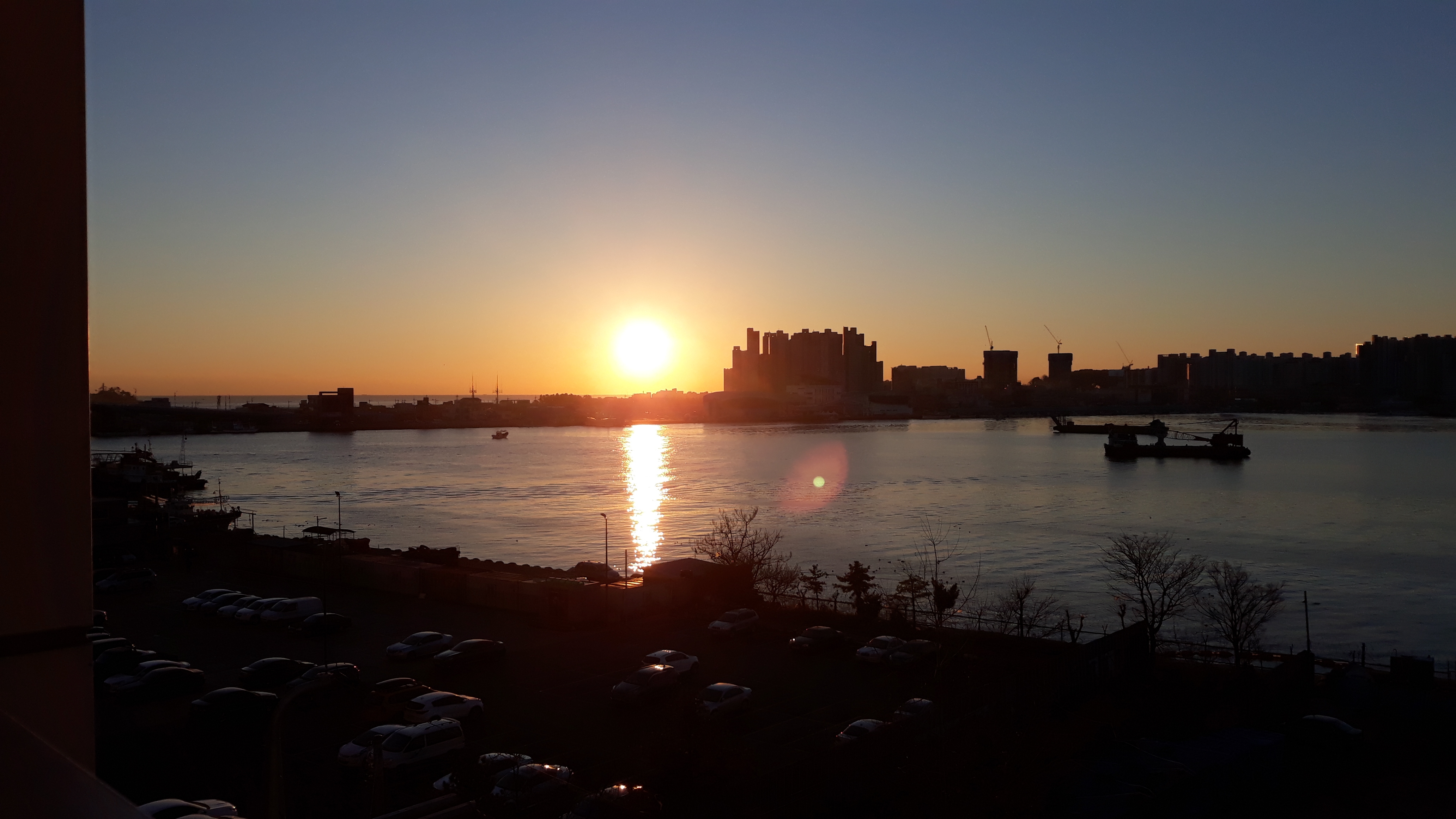 [April House-B]청초호뷰
/Donghae Sea and Sunrise/Gatbae/Jungang Market/Abai Village/Romantic trip!