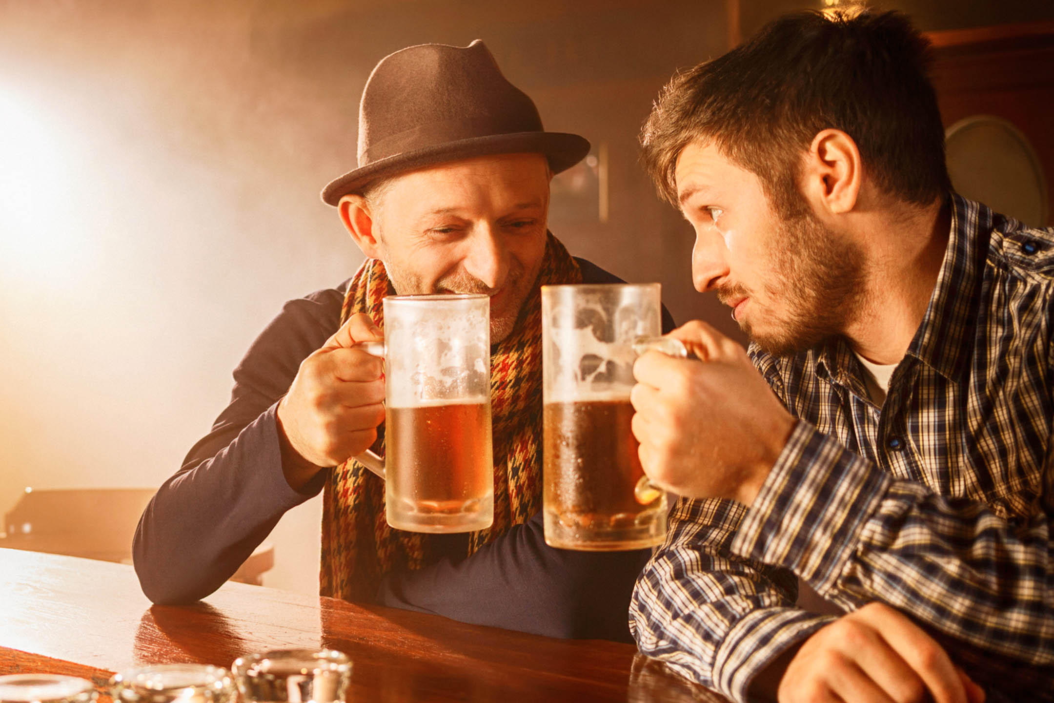 Плохие пьют пиво. Пиво в пабе. Люди в баре. Мужчины в пабе. Мужчина в баре.