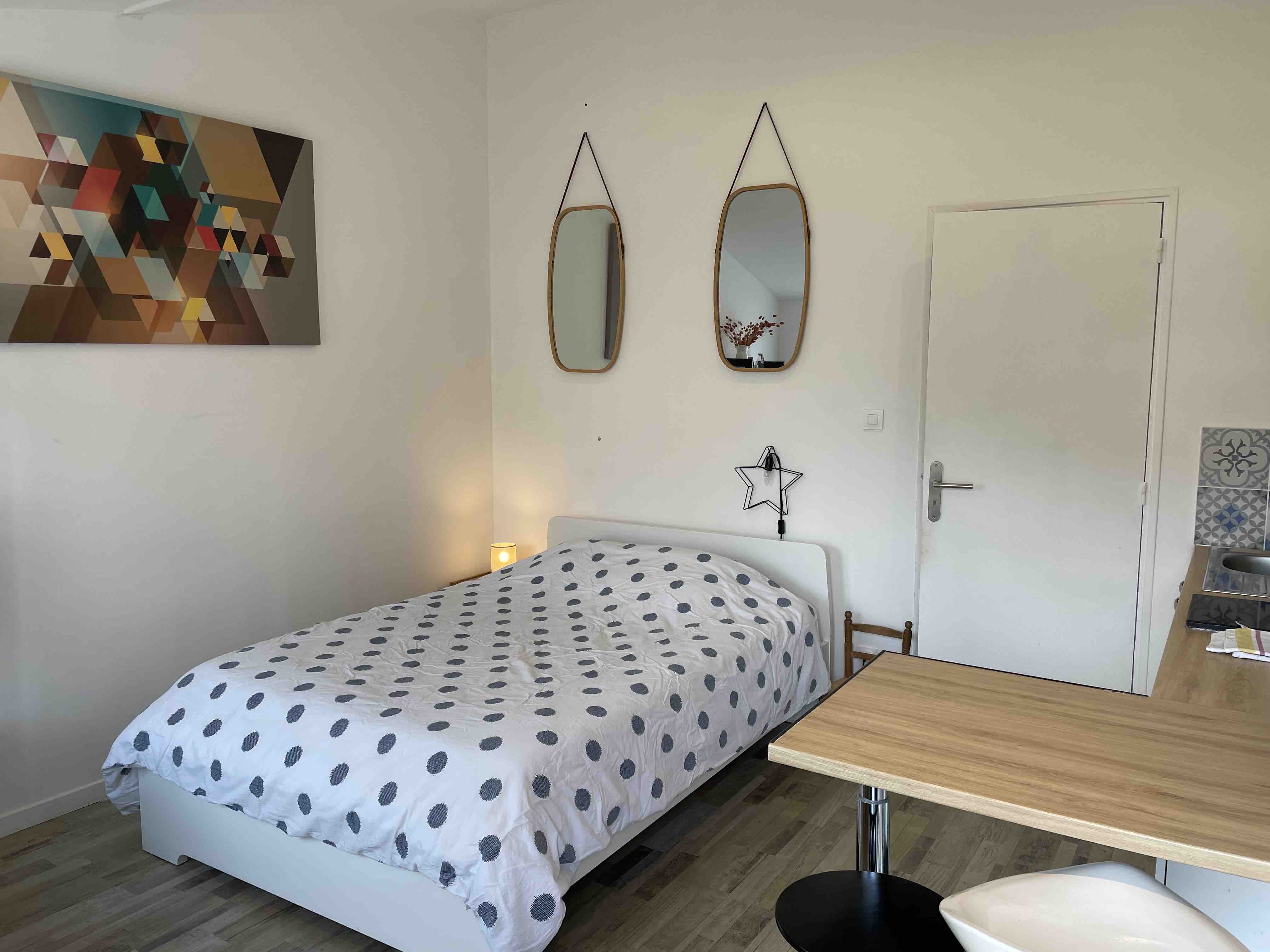 Nice quiet, contemporary studio.