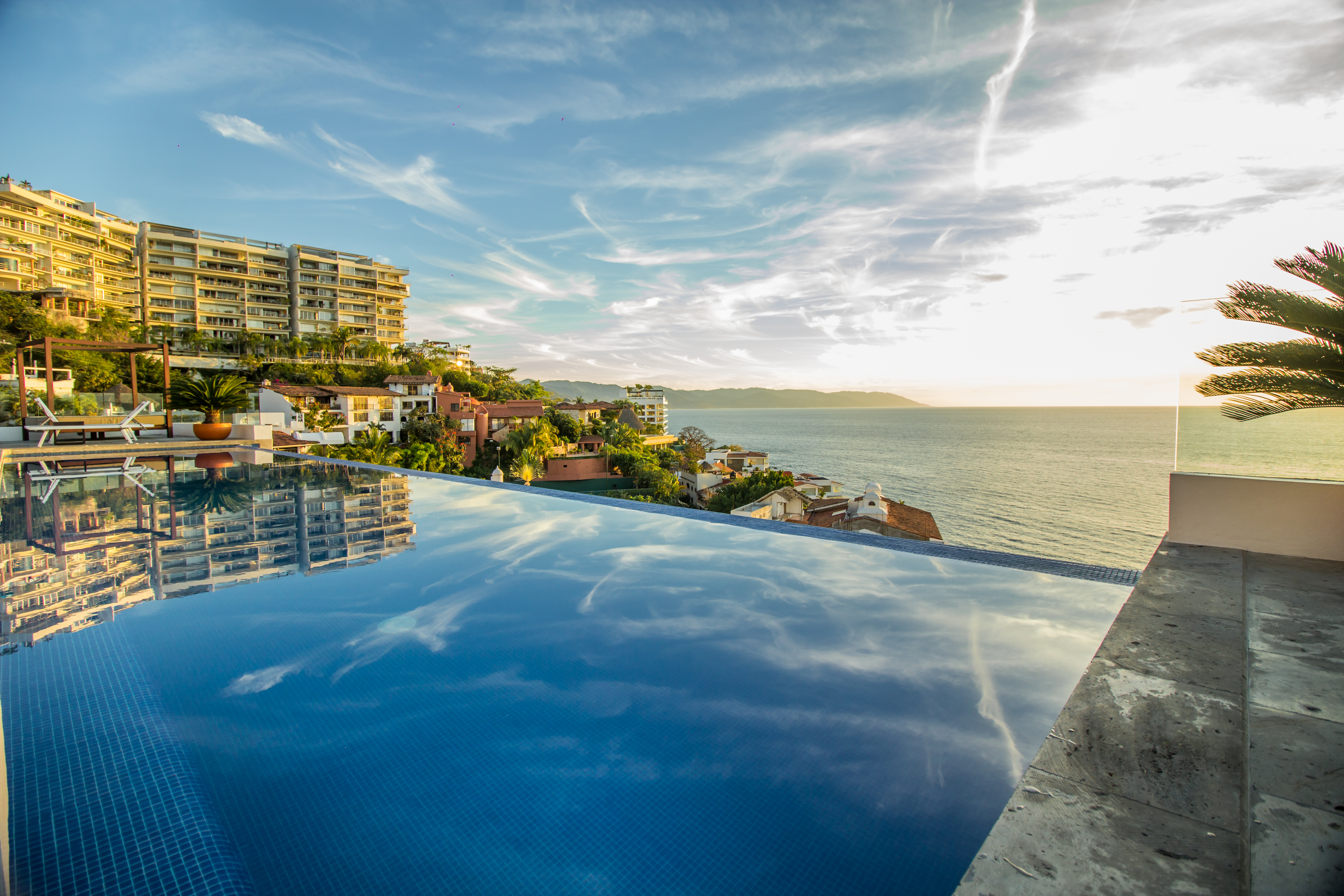Amapas 353 100FT Beach/ POOL/GYM/ Ocean Views