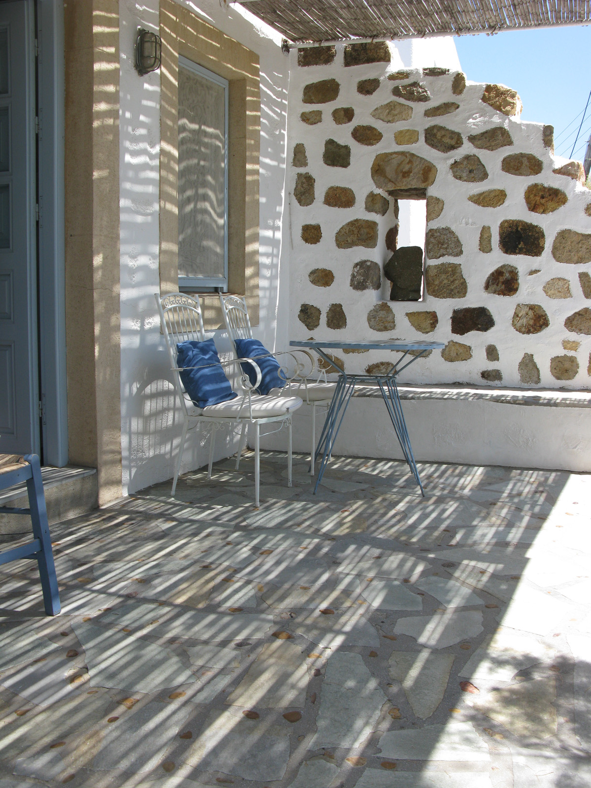 Seaside studio, lovely terrace.
