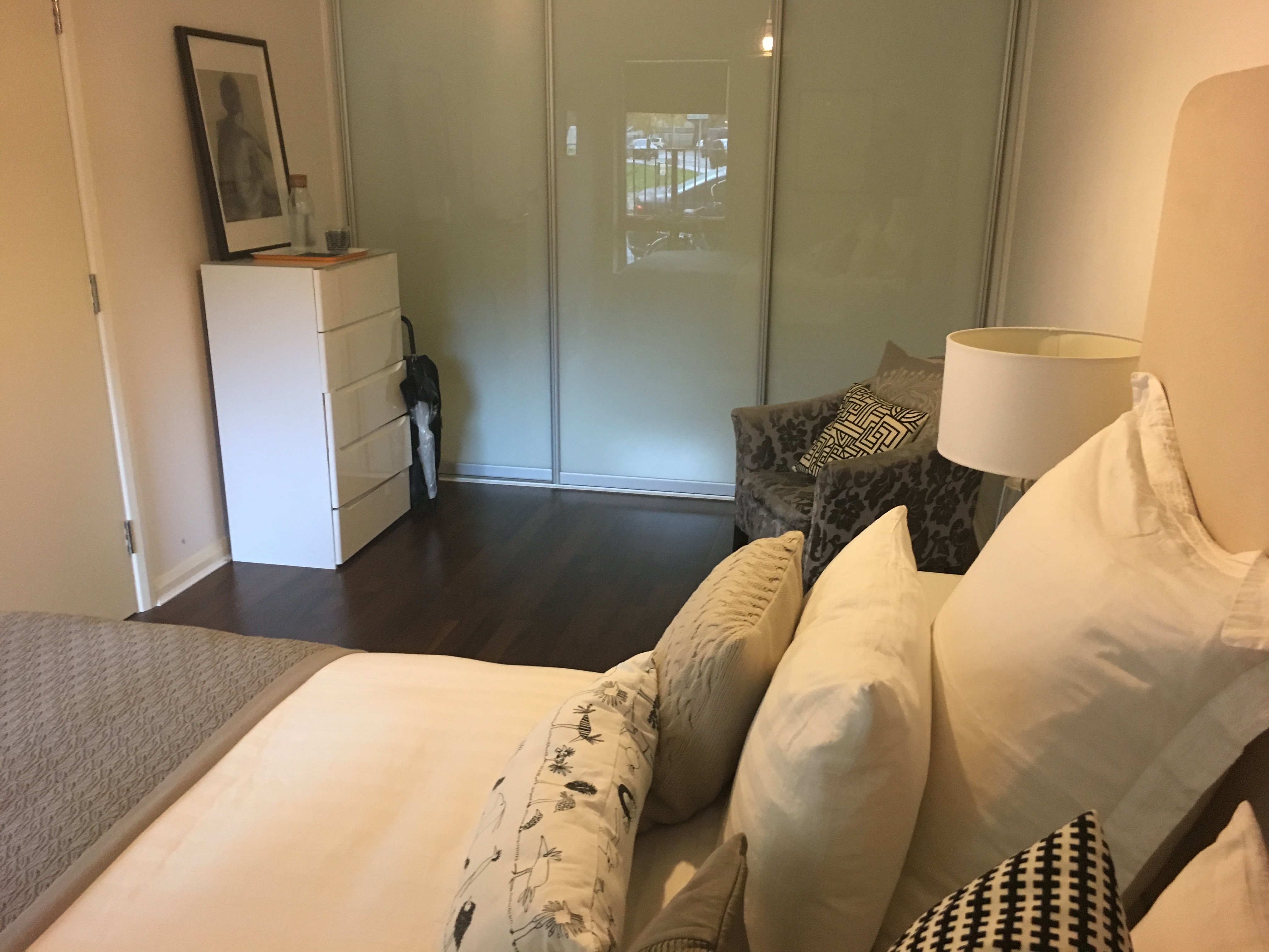 Large Modern Dbl Room w/heated floors.Near Centre.