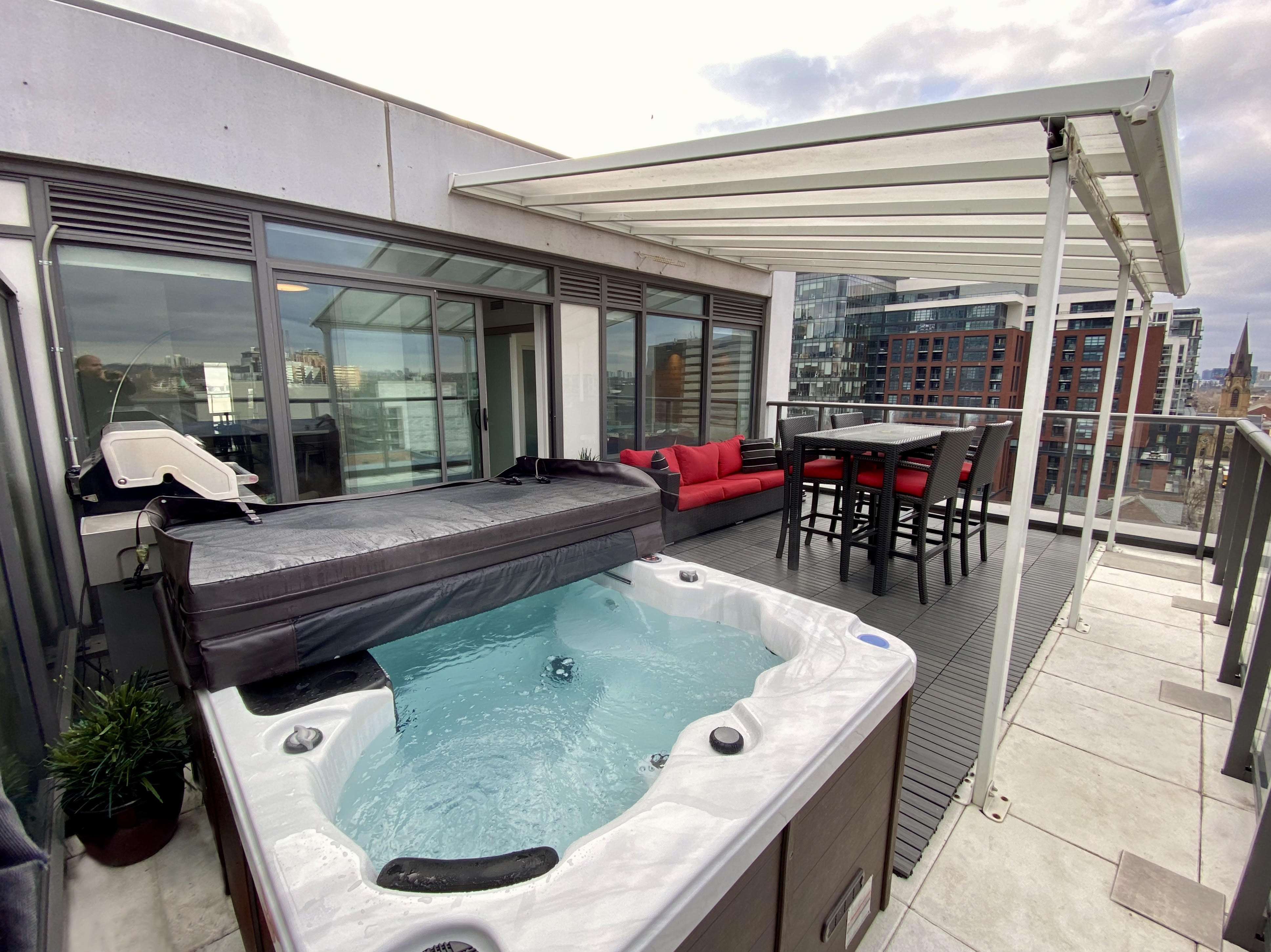 PENTHOUSE WITH LARGE HOT TUB in Waterfront Communities-The Island, Toronto