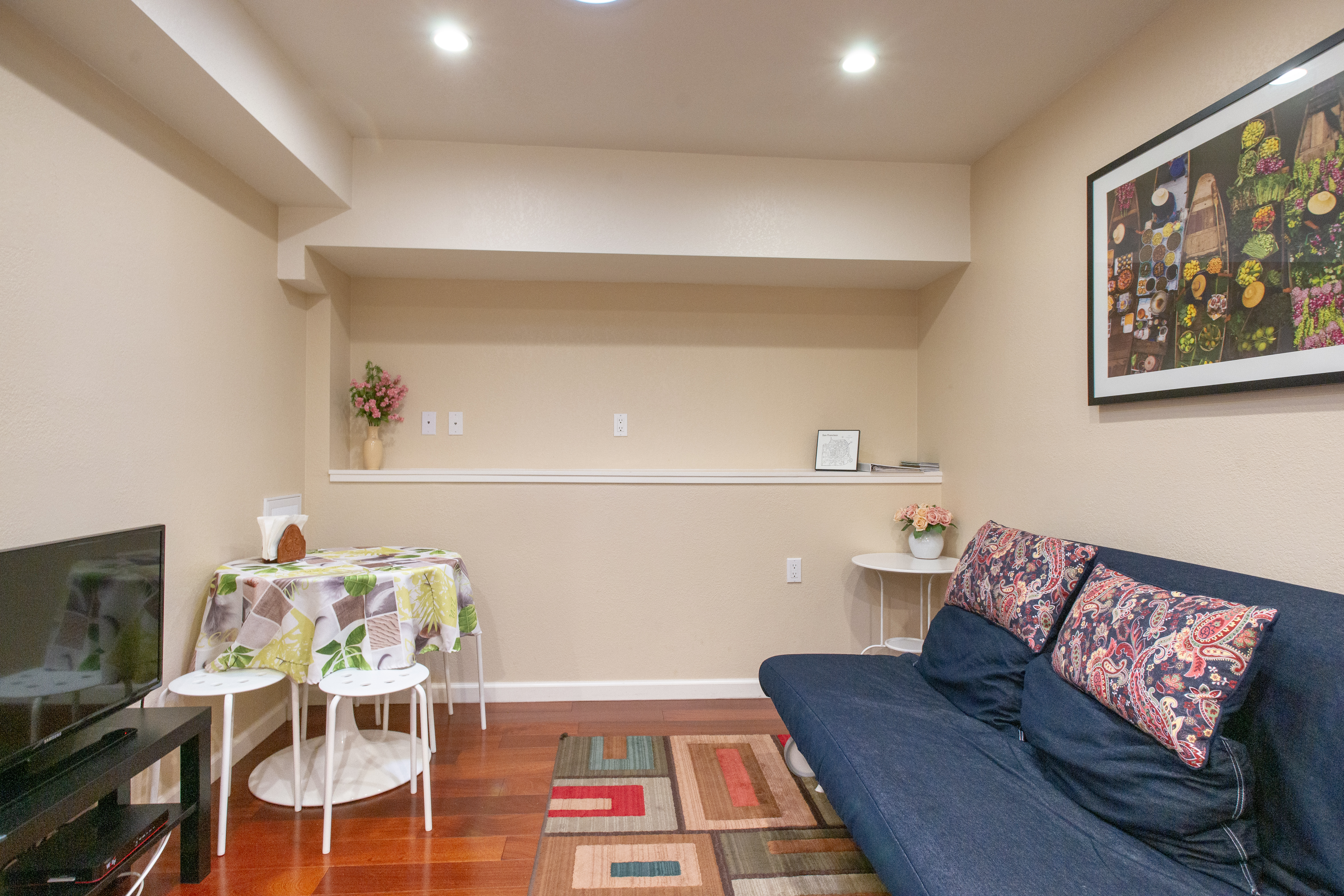 Comfy 2 bedrooms 2 bath + free parking in Parkside