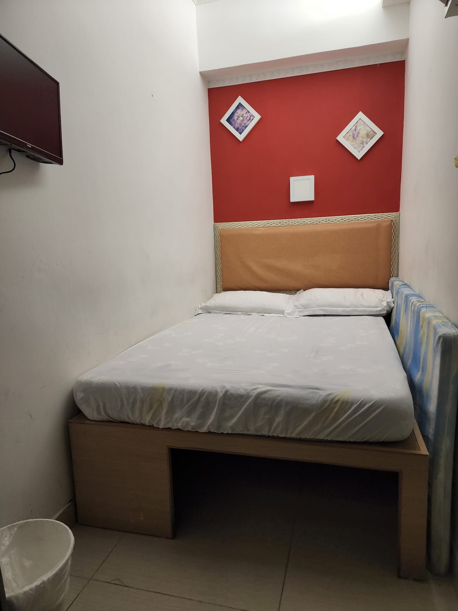 喜日賓館：2號房間床是1.2米寬（Bed width 120cm）獨立洗手間，沒窗有鮮風。