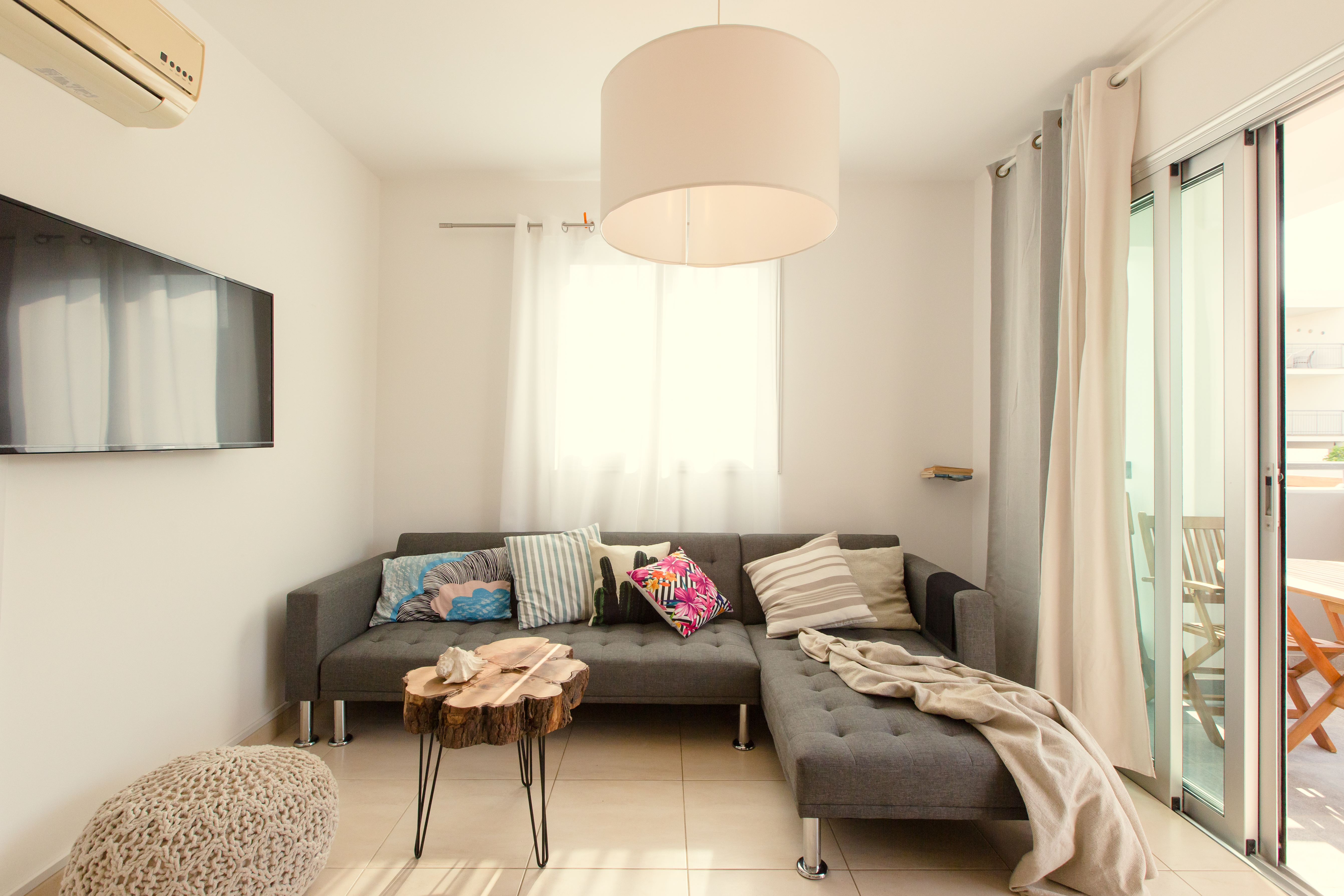 Vanilla Home: Modern & bright apartment with pool