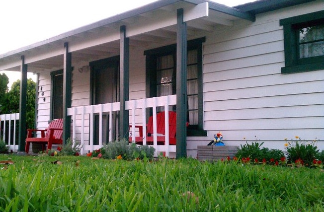 Family friendly little cottage with large yard