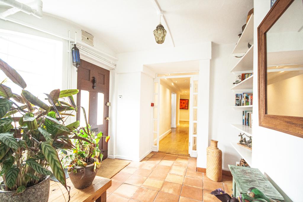 Stylish apartment on seafront Regency Square