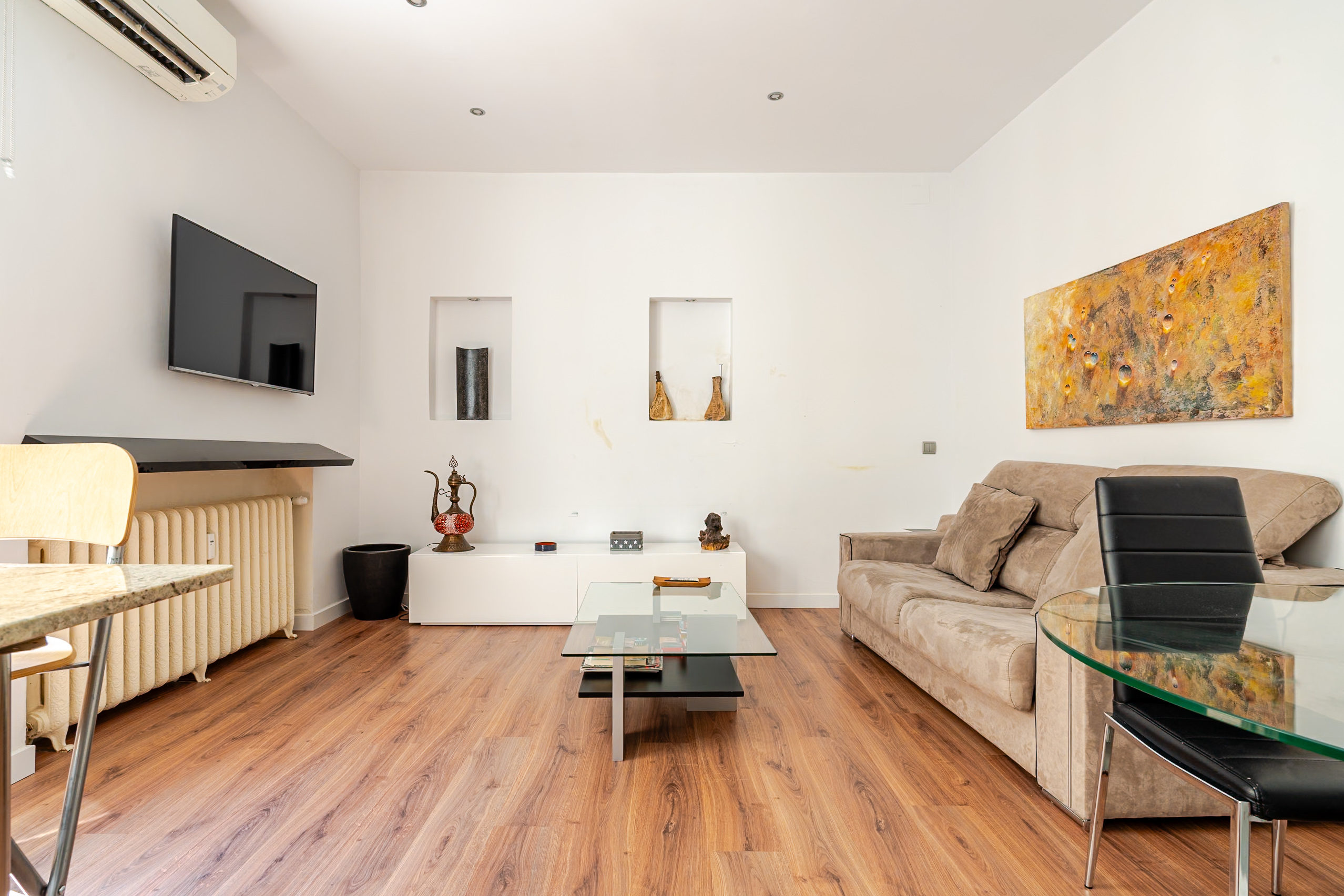 Modern apartment in gran via