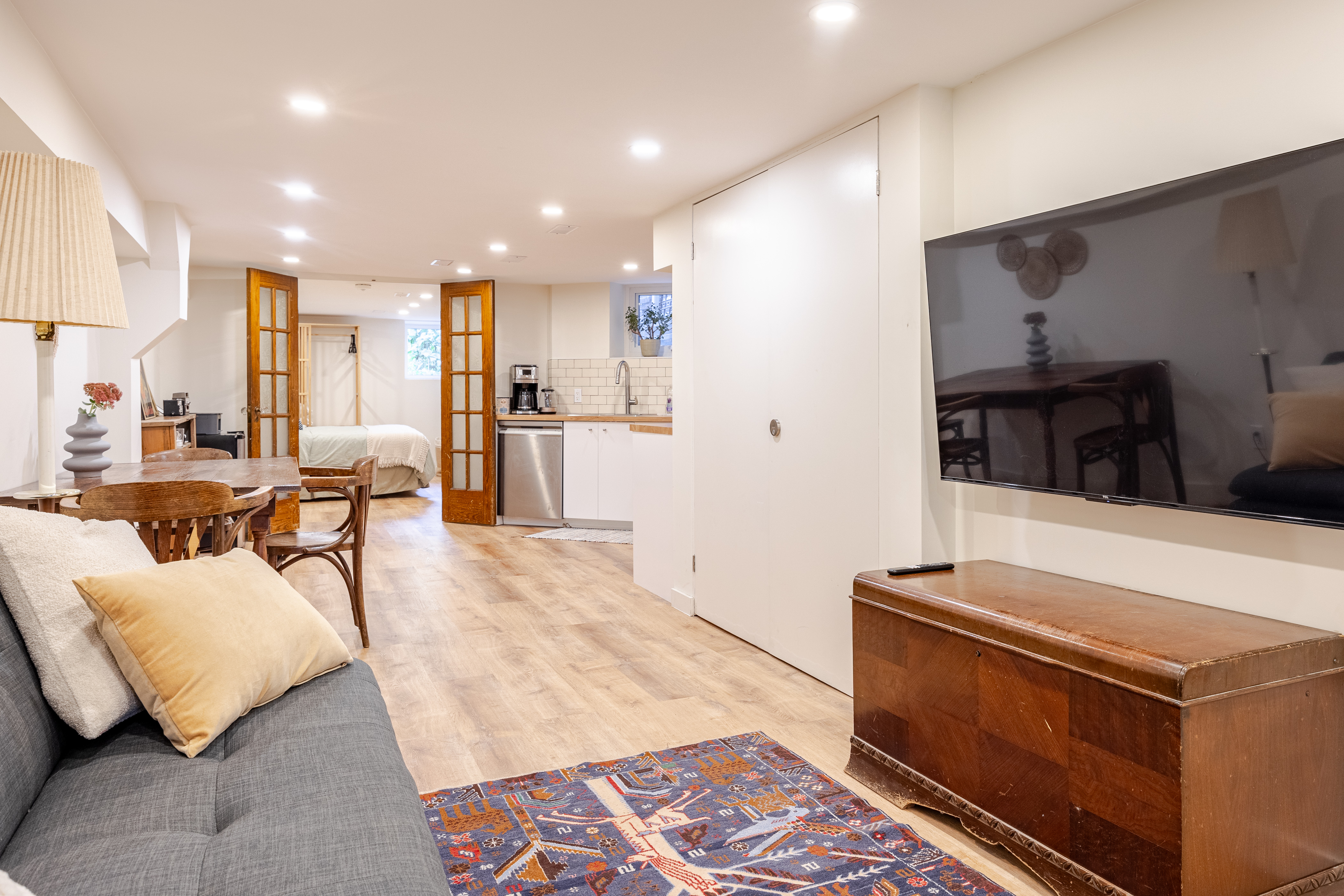Bloor & Ossington Park-front Apartment in Dovercourt-Wallace Emerson-Junction, Toronto