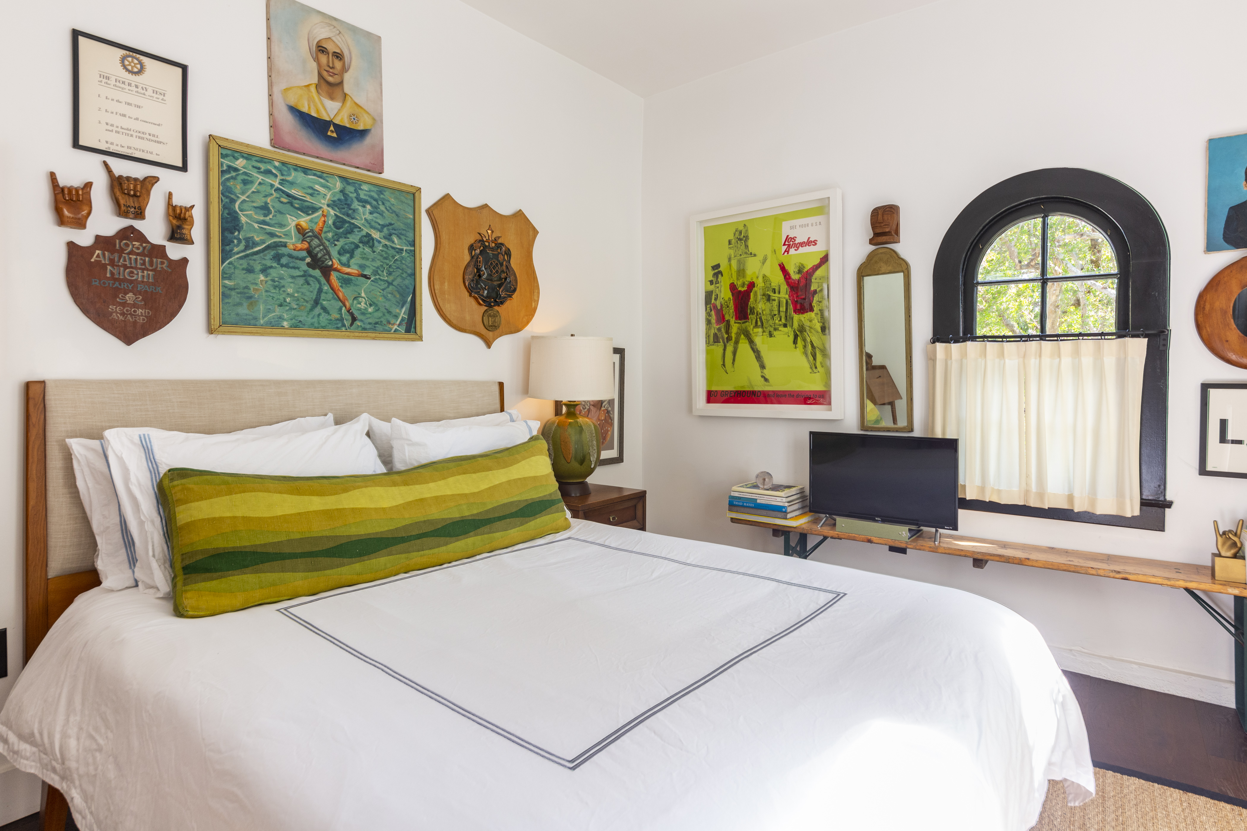 Walk to The Village! Private Entrance & CUTE.