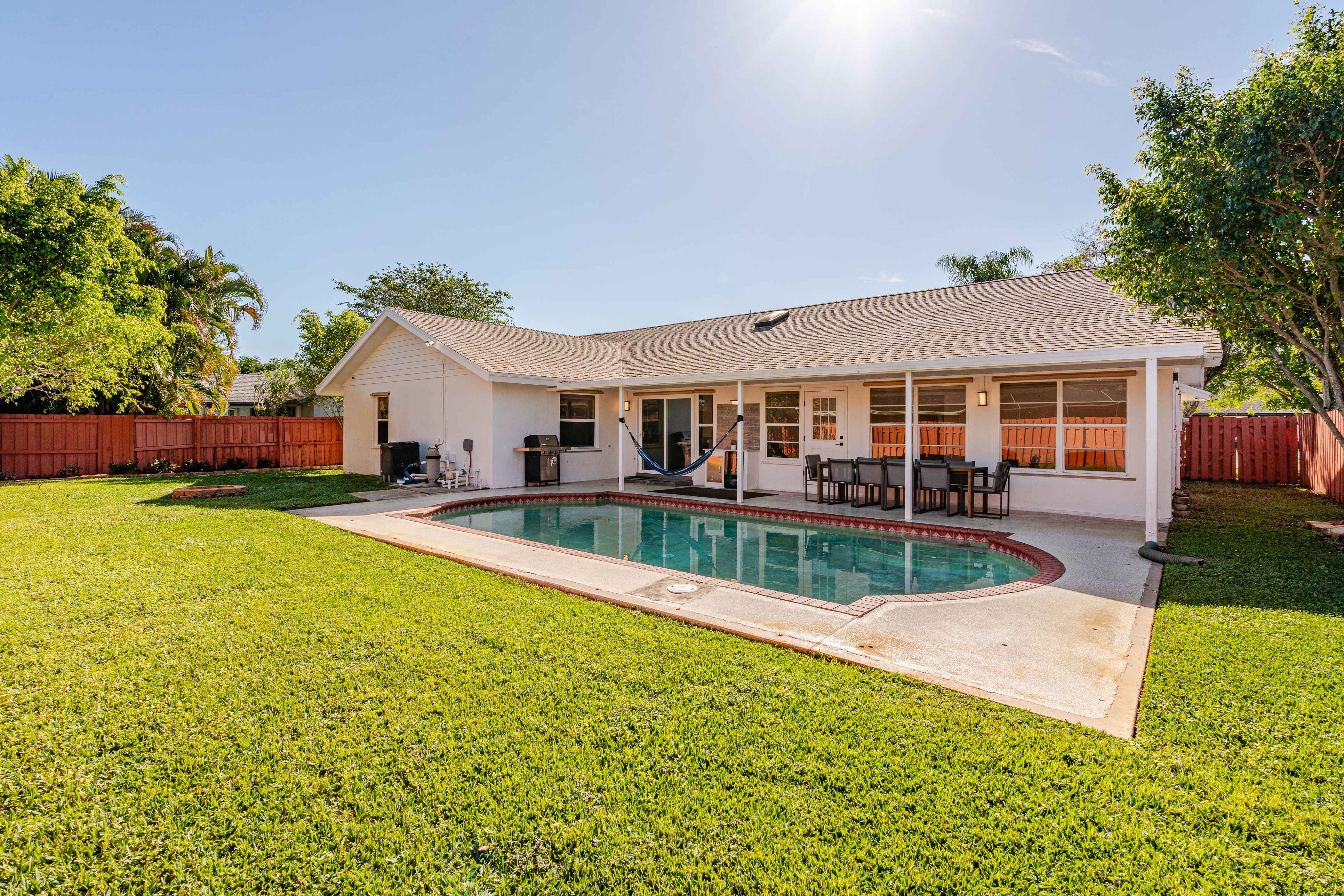 Epona House - Luxurious Equestrian Stay with Heated Pool & Patio