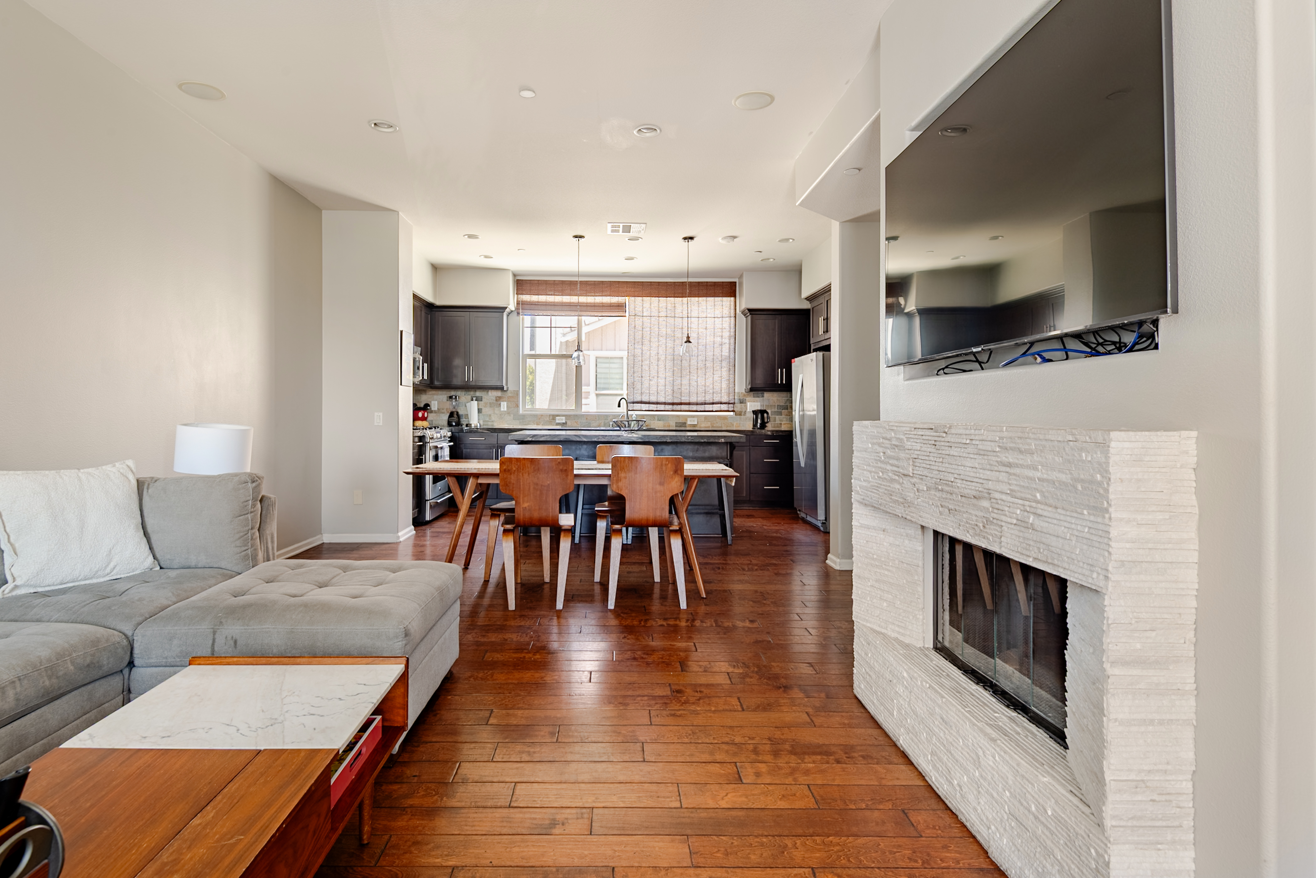 Hollywood Cozy 3-Story Home plus garage parking
