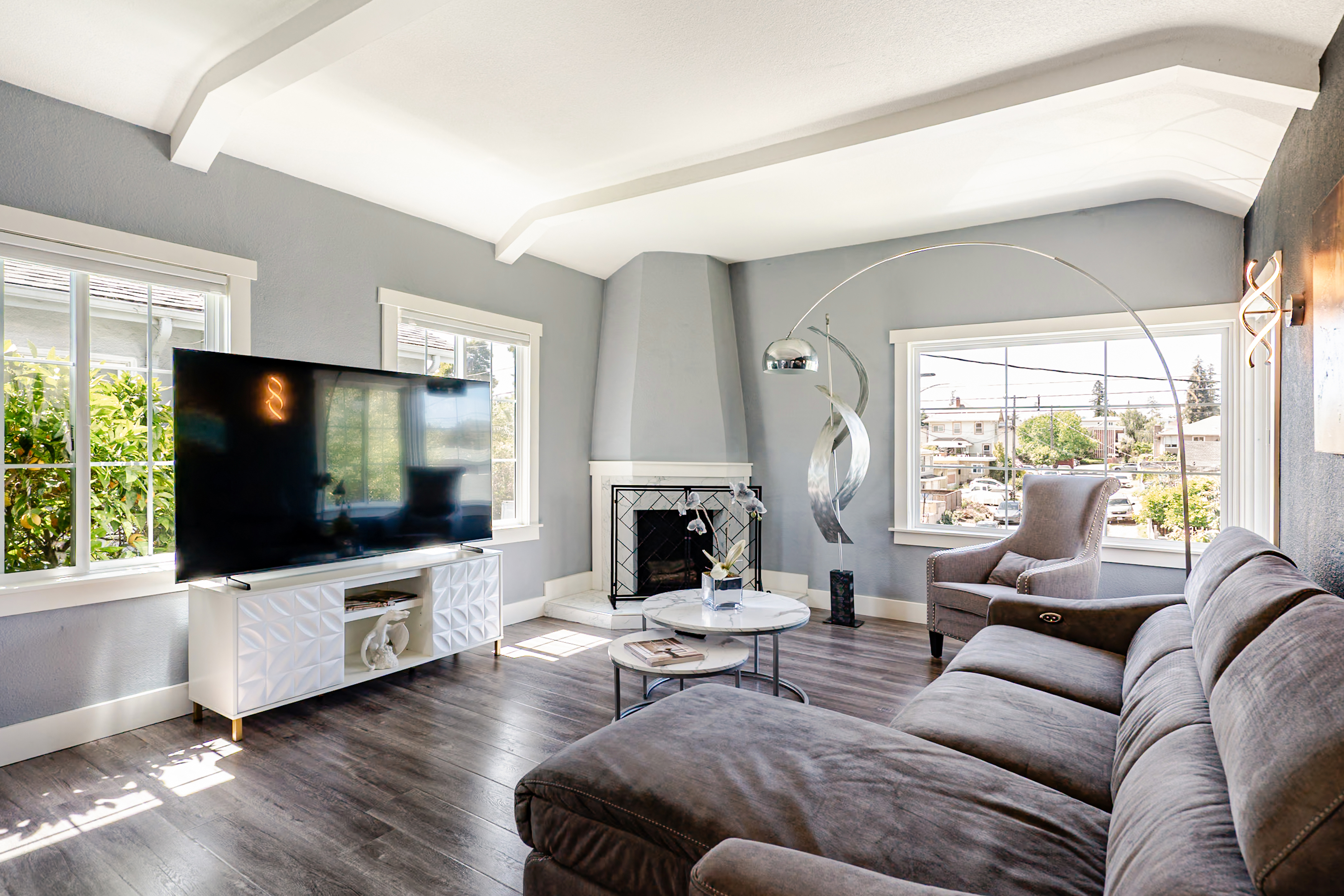 Modern Luxury & Spacious Oakland Retreat in Upper Peralta Creek-Bartlett, Oakland